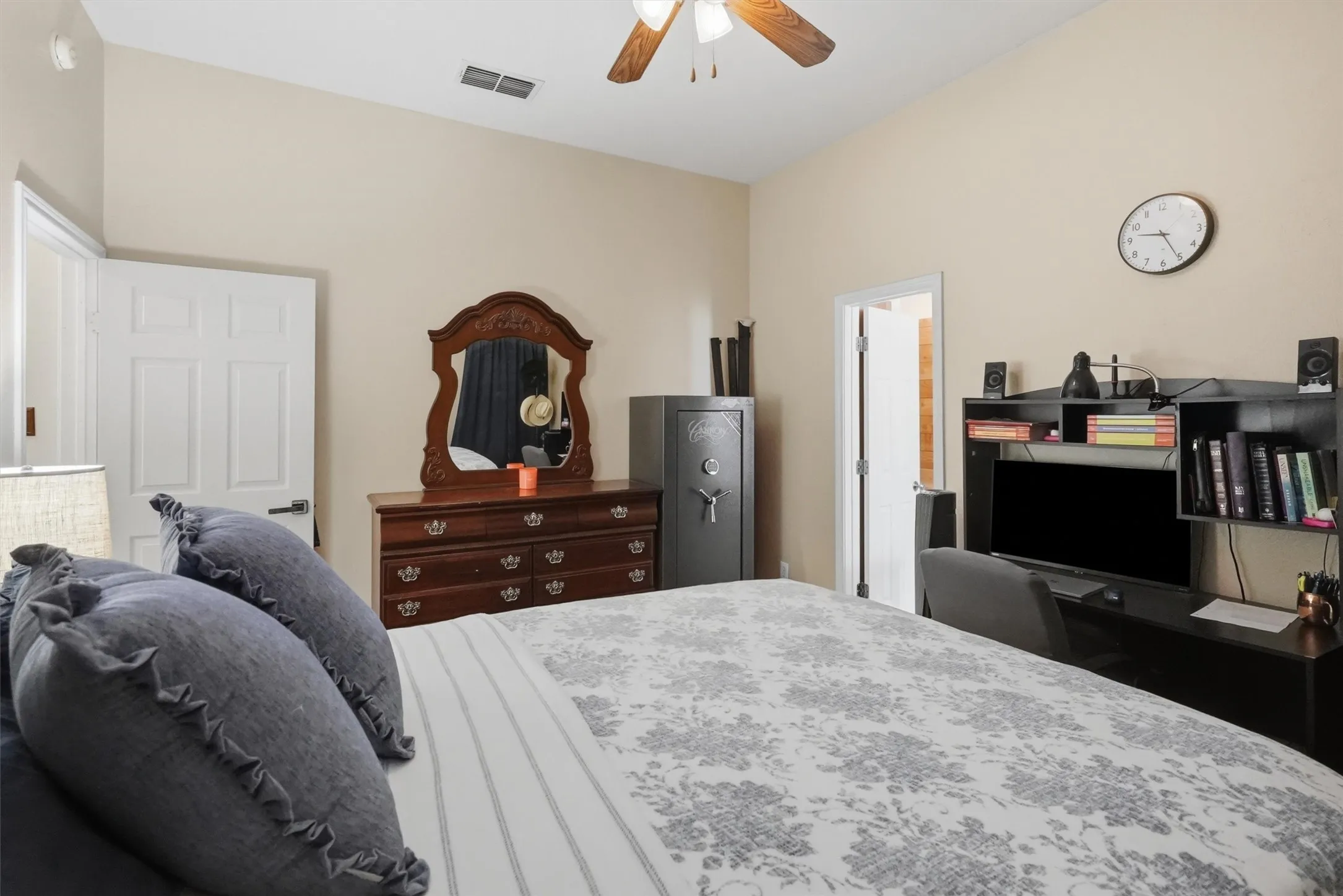Single Family Residence For Sale in Johnson County , 708 Hillcrest Drive, Cleburne, Texas 76033, 3 Bedroom, 2 Bathroom, 2 Garage spaces, 1,362 Sqft, built in 2002, mls#21311478, Real Estate Agent in Cleburne, Homes For Sale in Johnson county, Homes For Sale in Cleburne, Realtor in Cleburne Texas, Real Estate Brokerage Independent Realty Texas, Luminita Cordes Realtor