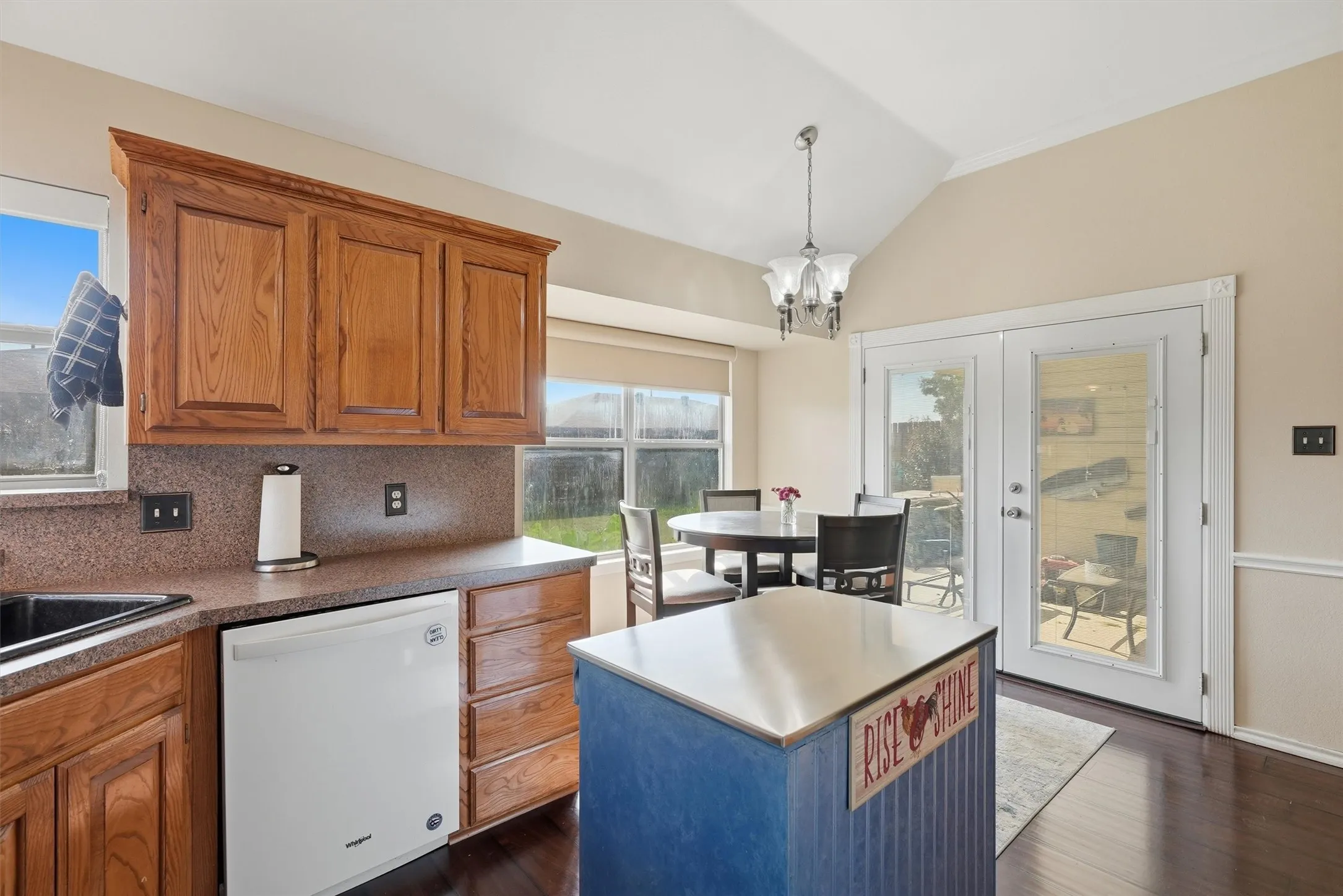 Single Family Residence For Sale in Johnson County , 708 Hillcrest Drive, Cleburne, Texas 76033, 3 Bedroom, 2 Bathroom, 2 Garage spaces, 1,362 Sqft, built in 2002, mls#21311478, Real Estate Agent in Cleburne, Homes For Sale in Johnson county, Homes For Sale in Cleburne, Realtor in Cleburne Texas, Real Estate Brokerage Independent Realty Texas, Luminita Cordes Realtor