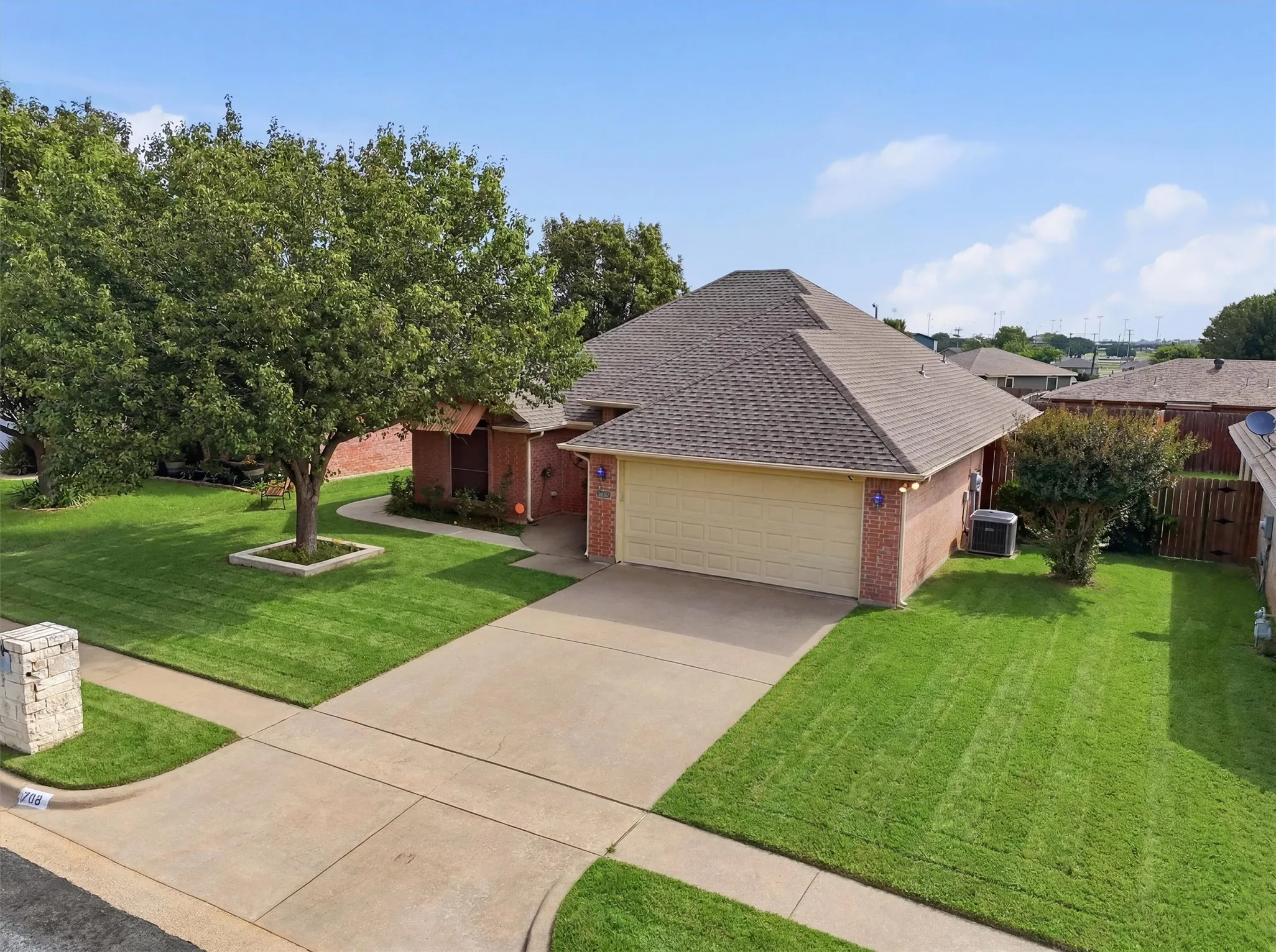 Single Family Residence For Sale in Johnson County , 708 Hillcrest Drive, Cleburne, Texas 76033, 3 Bedroom, 2 Bathroom, 2 Garage spaces, 1,362 Sqft, built in 2002, mls#21311478, Real Estate Agent in Cleburne, Homes For Sale in Johnson county, Homes For Sale in Cleburne, Realtor in Cleburne Texas, Real Estate Brokerage Independent Realty Texas, Luminita Cordes Realtor