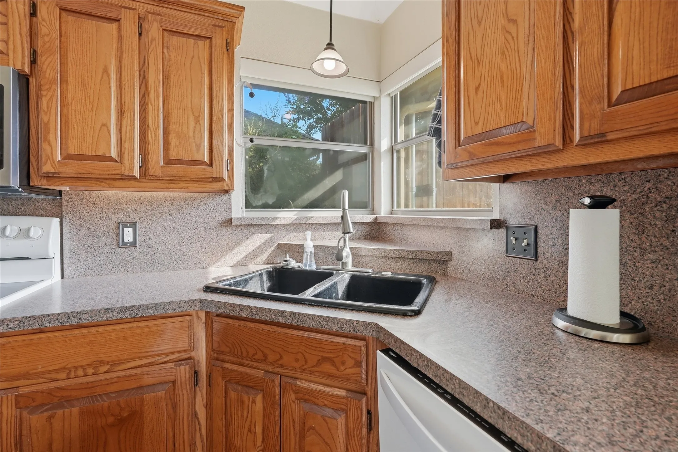 Single Family Residence For Sale in Johnson County , 708 Hillcrest Drive, Cleburne, Texas 76033, 3 Bedroom, 2 Bathroom, 2 Garage spaces, 1,362 Sqft, built in 2002, mls#21311478, Real Estate Agent in Cleburne, Homes For Sale in Johnson county, Homes For Sale in Cleburne, Realtor in Cleburne Texas, Real Estate Brokerage Independent Realty Texas, Luminita Cordes Realtor