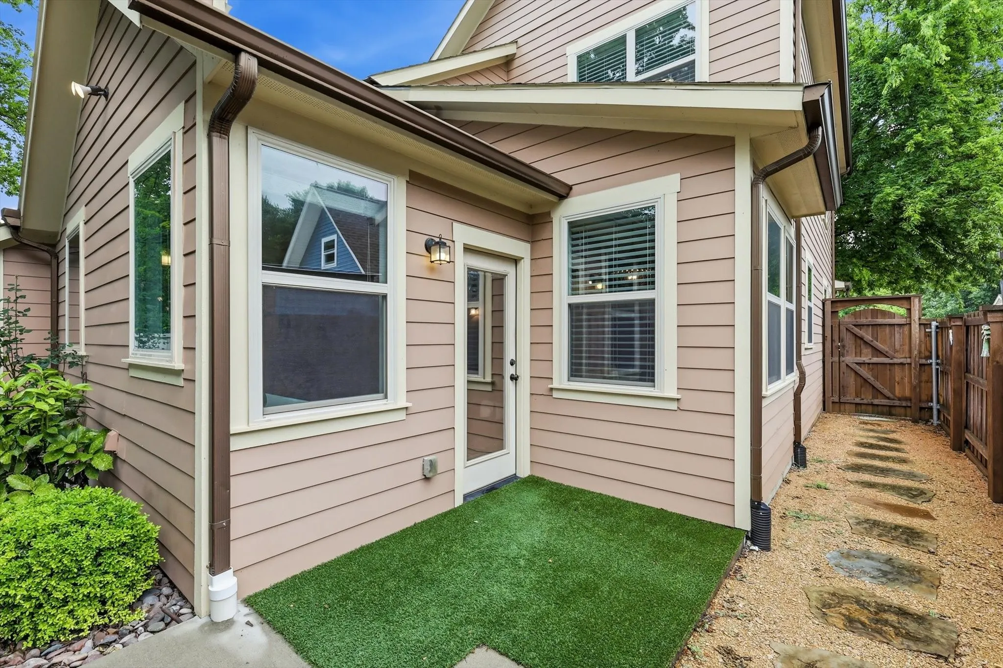 Single Family Residence For Sale in Collin County , 1302 Lela Street, Mc Kinney, Texas 75069, 3 Bedroom, 3 Bathroom, 2 Garage spaces, 2,178 Sqft, built in 2018, mls#21310612, Real Estate Agent in Mc Kinney, Homes For Sale in Collin county, Homes For Sale in Mc Kinney, Realtor in Mc Kinney Texas, Real Estate Brokerage Independent Realty Texas, Luminita Cordes Realtor
