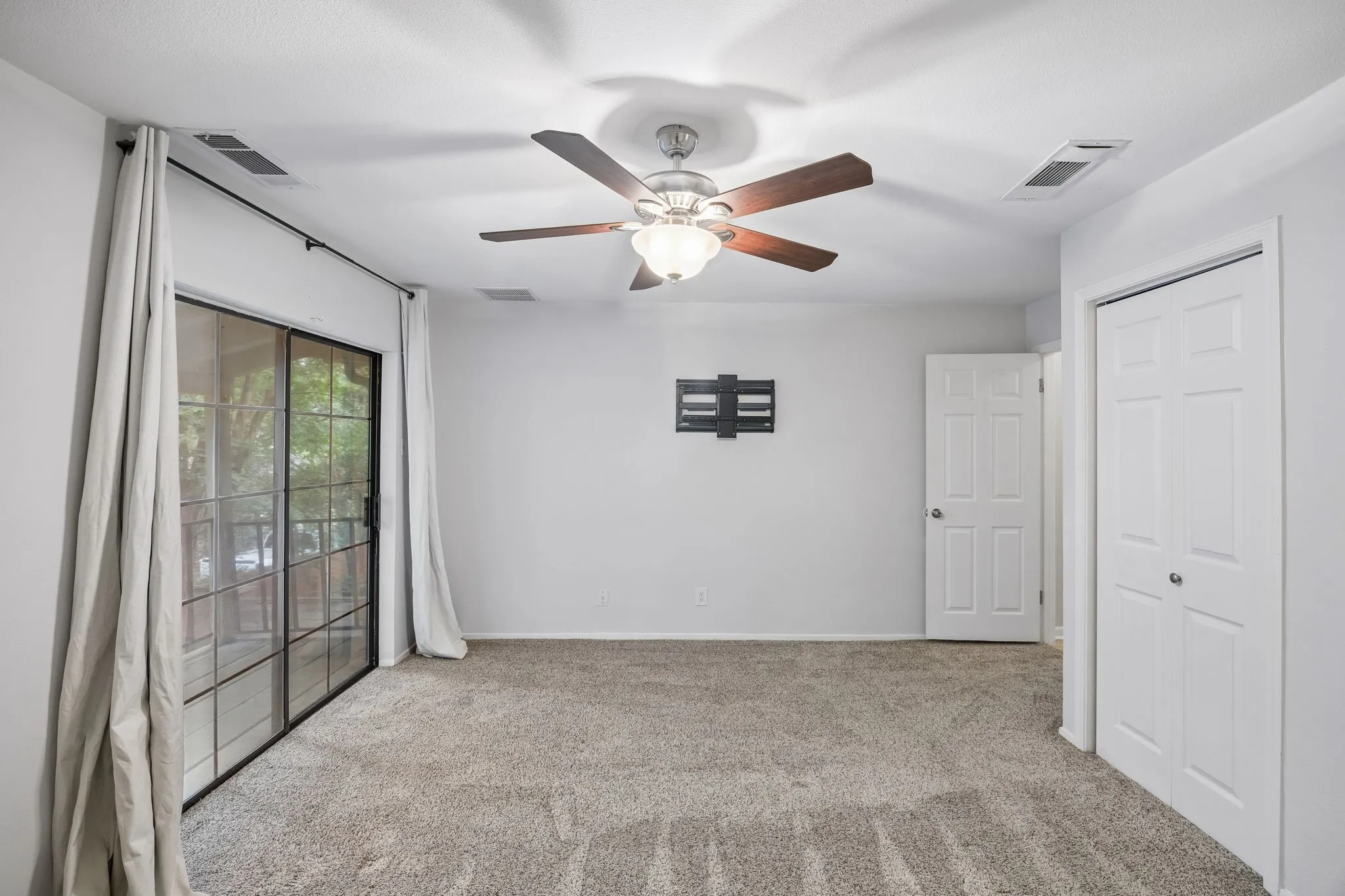 Townhouse For Rent in Collin County , 2908 Clear Springs Drive, Plano, Texas 75075, 3 Bedroom, 3 Bathroom, 2 Garage spaces, 1,918 Sqft, built in 1974, mls#21302210, Real Estate Agent in Plano, Homes For Rent in Collin county, Homes For Rent in Plano, Realtor in Plano Texas, Real Estate Brokerage Independent Realty Texas, Luminita Cordes Realtor