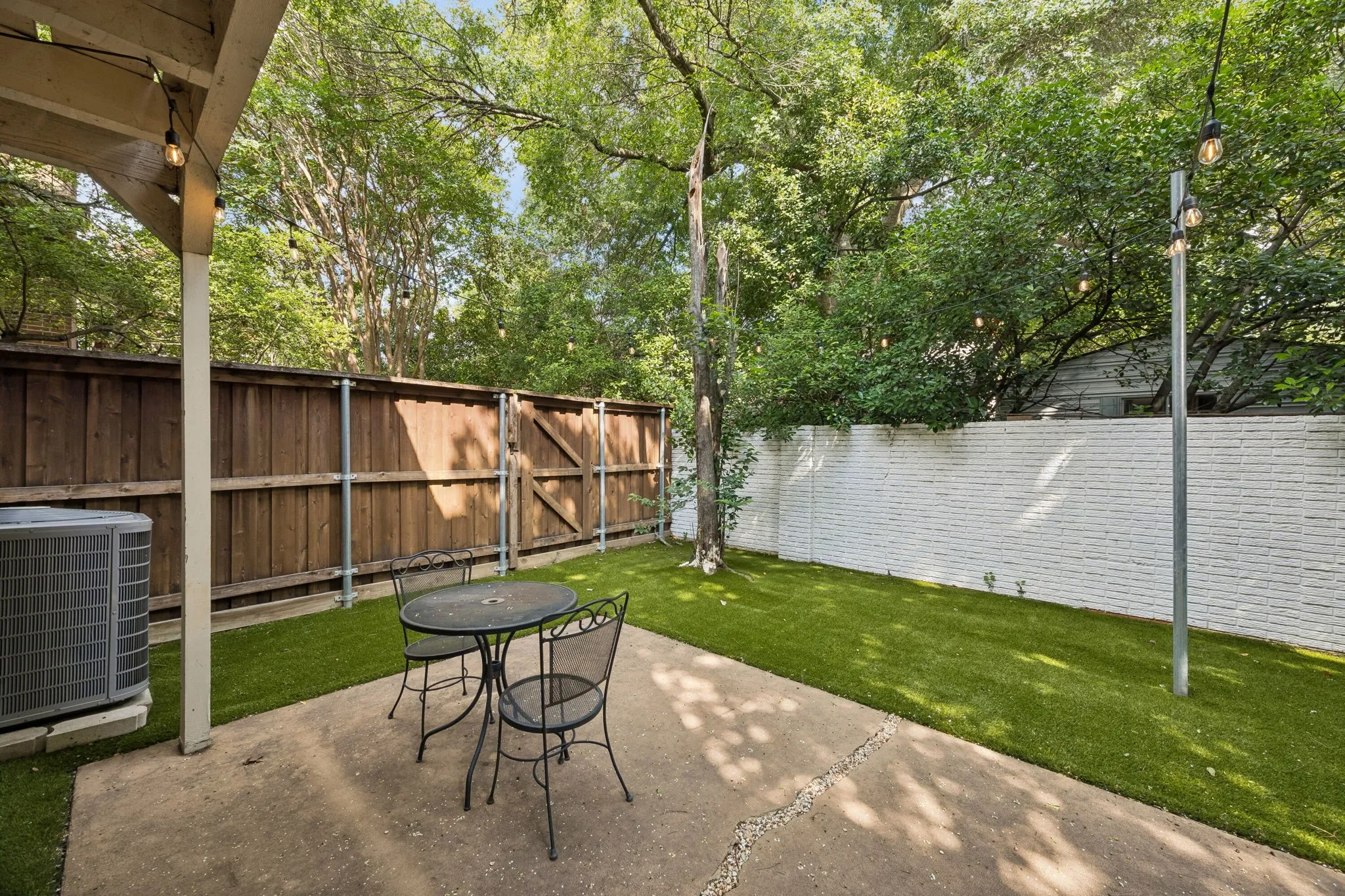 Townhouse For Rent in Collin County , 2908 Clear Springs Drive, Plano, Texas 75075, 3 Bedroom, 3 Bathroom, 2 Garage spaces, 1,918 Sqft, built in 1974, mls#21302210, Real Estate Agent in Plano, Homes For Rent in Collin county, Homes For Rent in Plano, Realtor in Plano Texas, Real Estate Brokerage Independent Realty Texas, Luminita Cordes Realtor