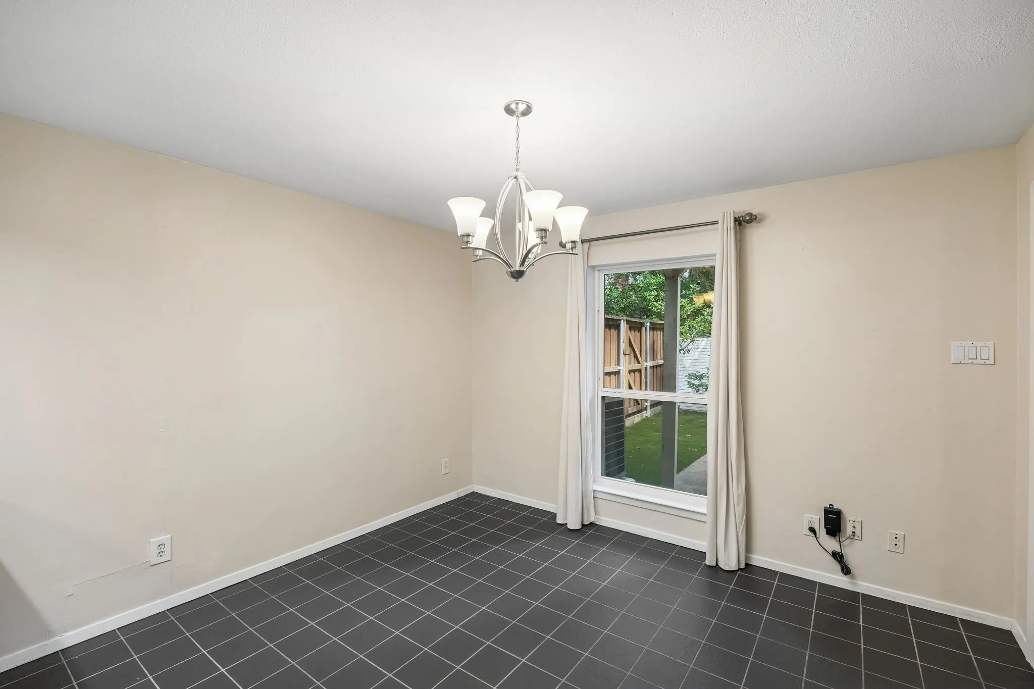 Townhouse For Rent in Collin County , 2908 Clear Springs Drive, Plano, Texas 75075, 3 Bedroom, 3 Bathroom, 2 Garage spaces, 1,918 Sqft, built in 1974, mls#21302210, Real Estate Agent in Plano, Homes For Rent in Collin county, Homes For Rent in Plano, Realtor in Plano Texas, Real Estate Brokerage Independent Realty Texas, Luminita Cordes Realtor