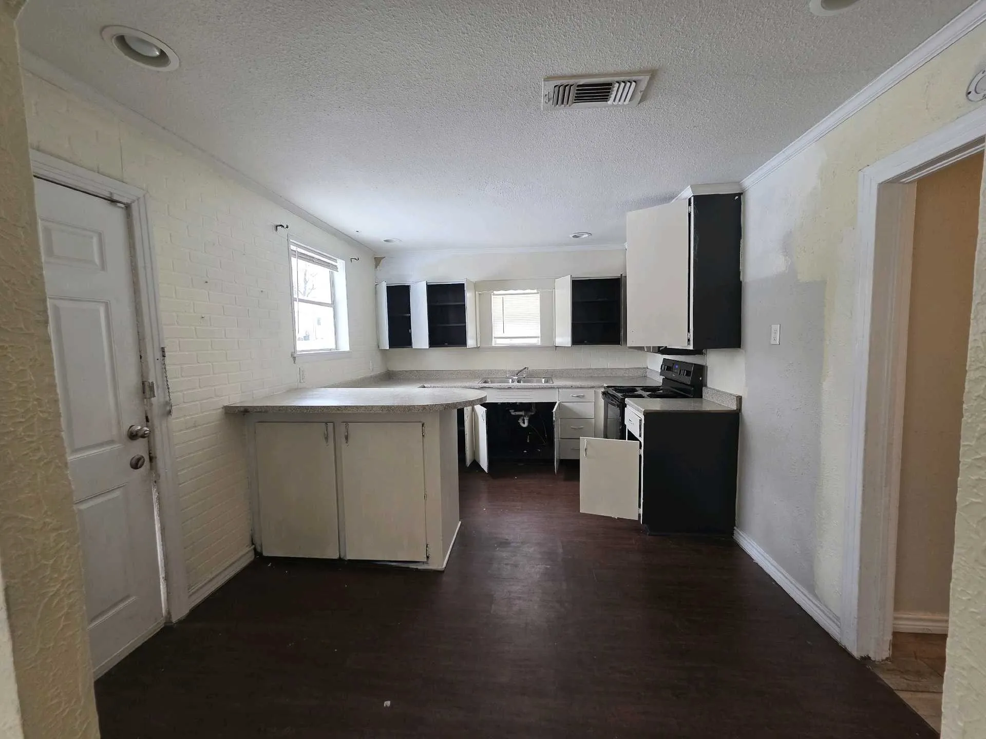 Single Family Residence For Sale in Tarrant County , 4530 White Oak Lane, Fort Worth, Texas 76114, 3 Bedroom, 2 Bathroom, Garage spaces, 1,672 Sqft, built in 1948, mls#21307034, Real Estate Agent in Fort Worth, Homes For Sale in Tarrant county, Homes For Sale in Fort Worth, Realtor in Fort Worth Texas, Real Estate Brokerage Independent Realty Texas, Luminita Cordes Realtor