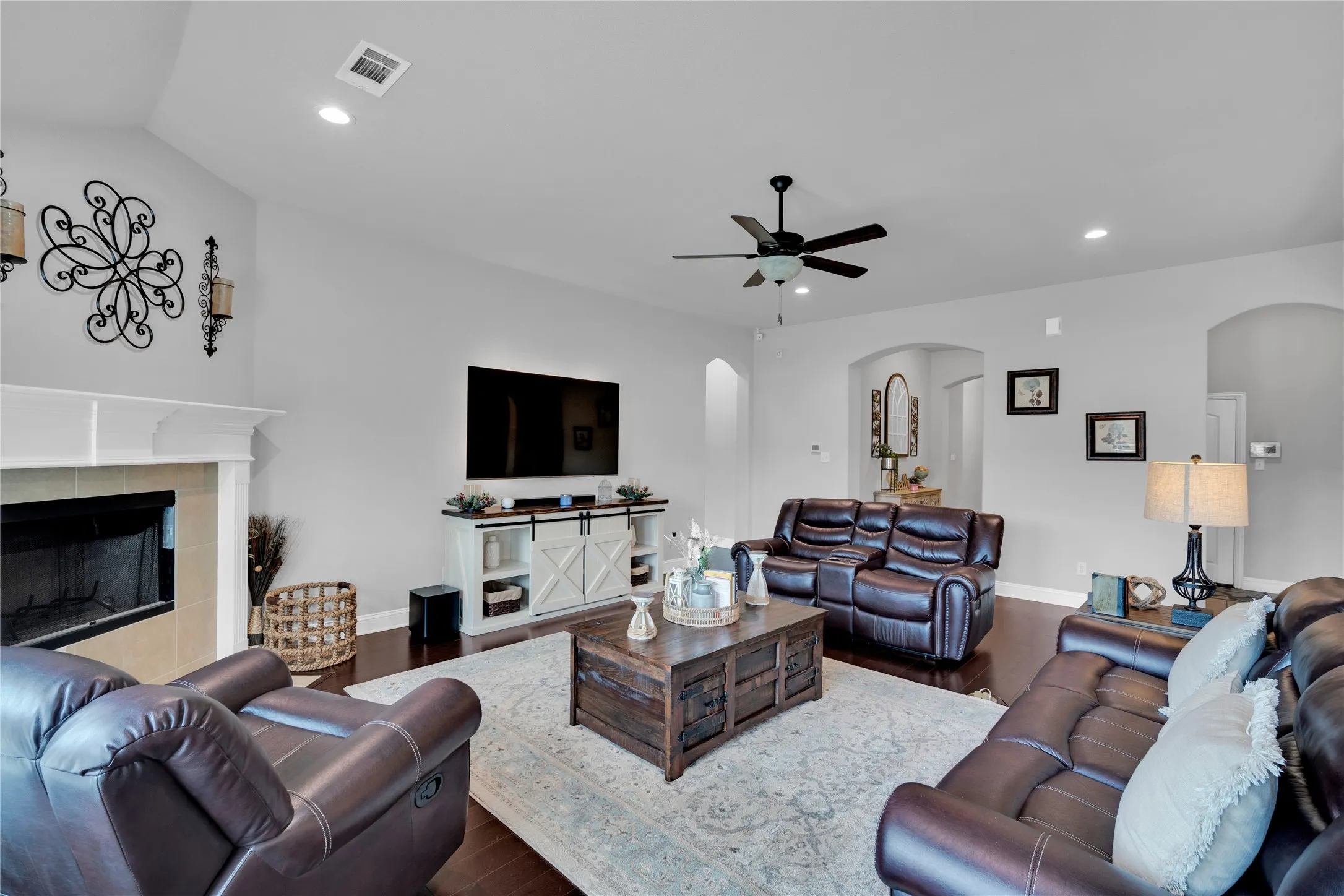 Single Family Residence For Sale in Ellis County , 3226 Paisley Drive, Midlothian, Texas 76065, 4 Bedrooms, 2 Bathrooms, 2 Garage spaces, 2,225 Sqft, built in 2016, Price $414,900, mls#21310896, Real Estate Agent in Midlothian, Homes For Sale in Ellis county, Homes For Sale in Midlothian, Realtor in Midlothian Texas, Real Estate Brokerage Independent Realty Texas, Luminita Cordes Realtor