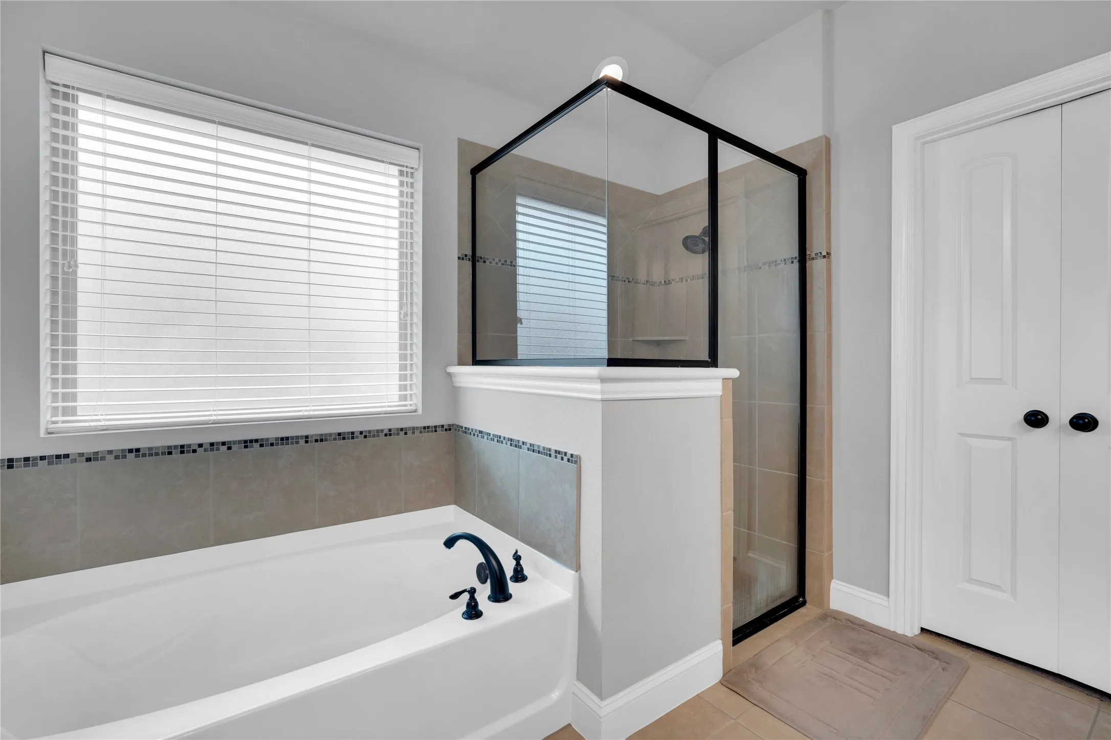 Single Family Residence For Sale in Ellis County , 3226 Paisley Drive, Midlothian, Texas 76065, 4 Bedrooms, 2 Bathrooms, 2 Garage spaces, 2,225 Sqft, built in 2016, Price $414,900, mls#21310896, Real Estate Agent in Midlothian, Homes For Sale in Ellis county, Homes For Sale in Midlothian, Realtor in Midlothian Texas, Real Estate Brokerage Independent Realty Texas, Luminita Cordes Realtor