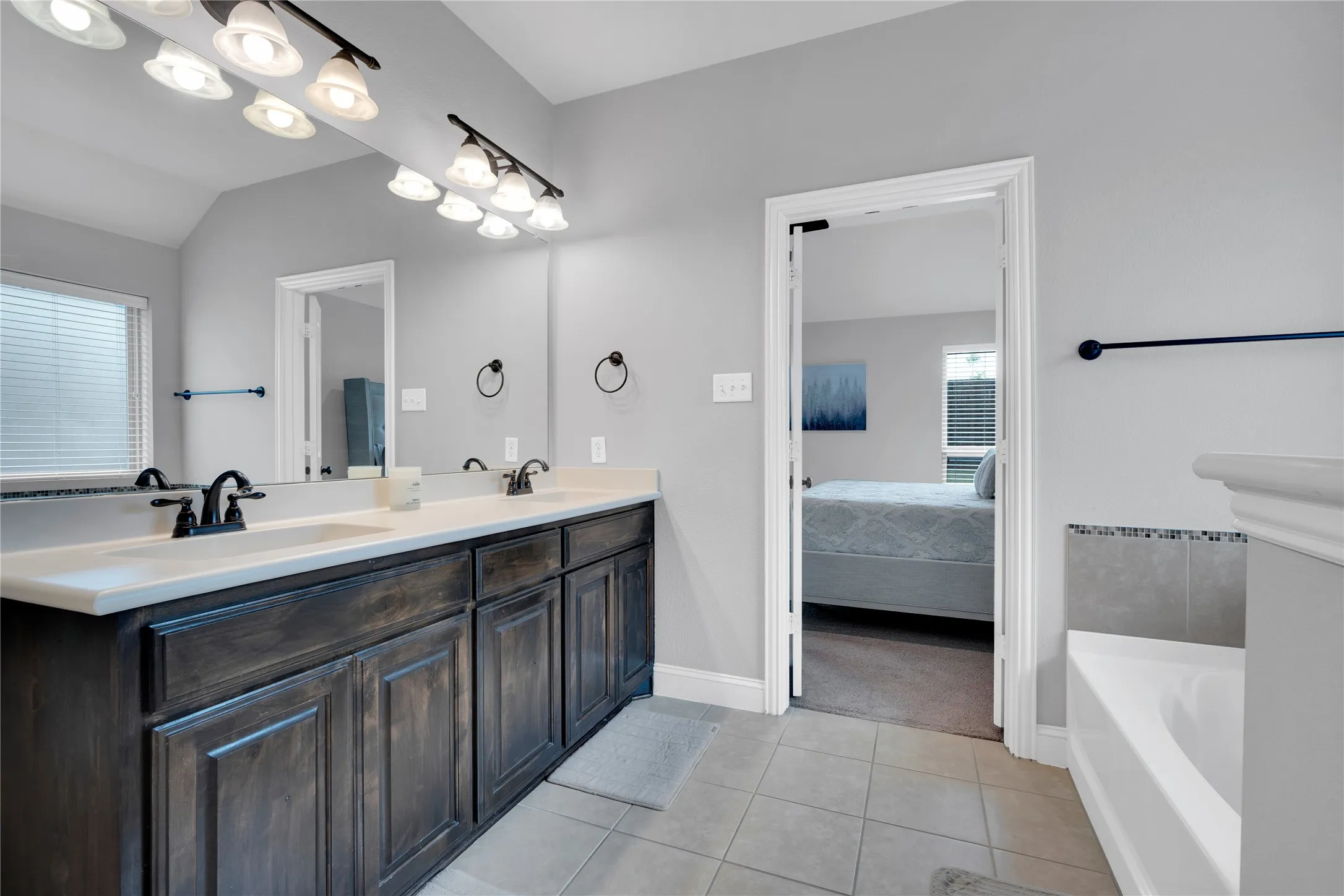 Single Family Residence For Sale in Ellis County , 3226 Paisley Drive, Midlothian, Texas 76065, 4 Bedrooms, 2 Bathrooms, 2 Garage spaces, 2,225 Sqft, built in 2016, Price $414,900, mls#21310896, Real Estate Agent in Midlothian, Homes For Sale in Ellis county, Homes For Sale in Midlothian, Realtor in Midlothian Texas, Real Estate Brokerage Independent Realty Texas, Luminita Cordes Realtor
