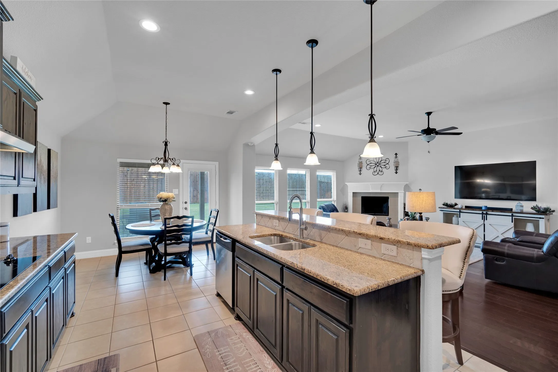 Single Family Residence For Sale in Ellis County , 3226 Paisley Drive, Midlothian, Texas 76065, 4 Bedrooms, 2 Bathrooms, 2 Garage spaces, 2,225 Sqft, built in 2016, Price $414,900, mls#21310896, Real Estate Agent in Midlothian, Homes For Sale in Ellis county, Homes For Sale in Midlothian, Realtor in Midlothian Texas, Real Estate Brokerage Independent Realty Texas, Luminita Cordes Realtor