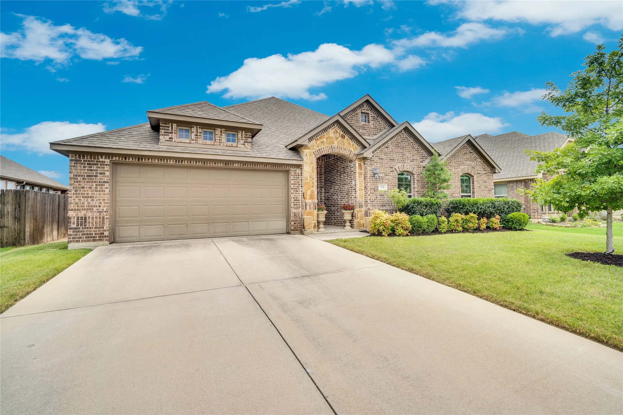 Single Family Residence For Sale in Ellis County , 3226 Paisley Drive, Midlothian, Texas 76065, 4 Bedrooms, 2 Bathrooms, 2 Garage spaces, 2,225 Sqft, built in 2016, Price $414,900, mls#21310896, Real Estate Agent in Midlothian, Homes For Sale in Ellis county, Homes For Sale in Midlothian, Realtor in Midlothian Texas, Real Estate Brokerage Independent Realty Texas, Luminita Cordes Realtor