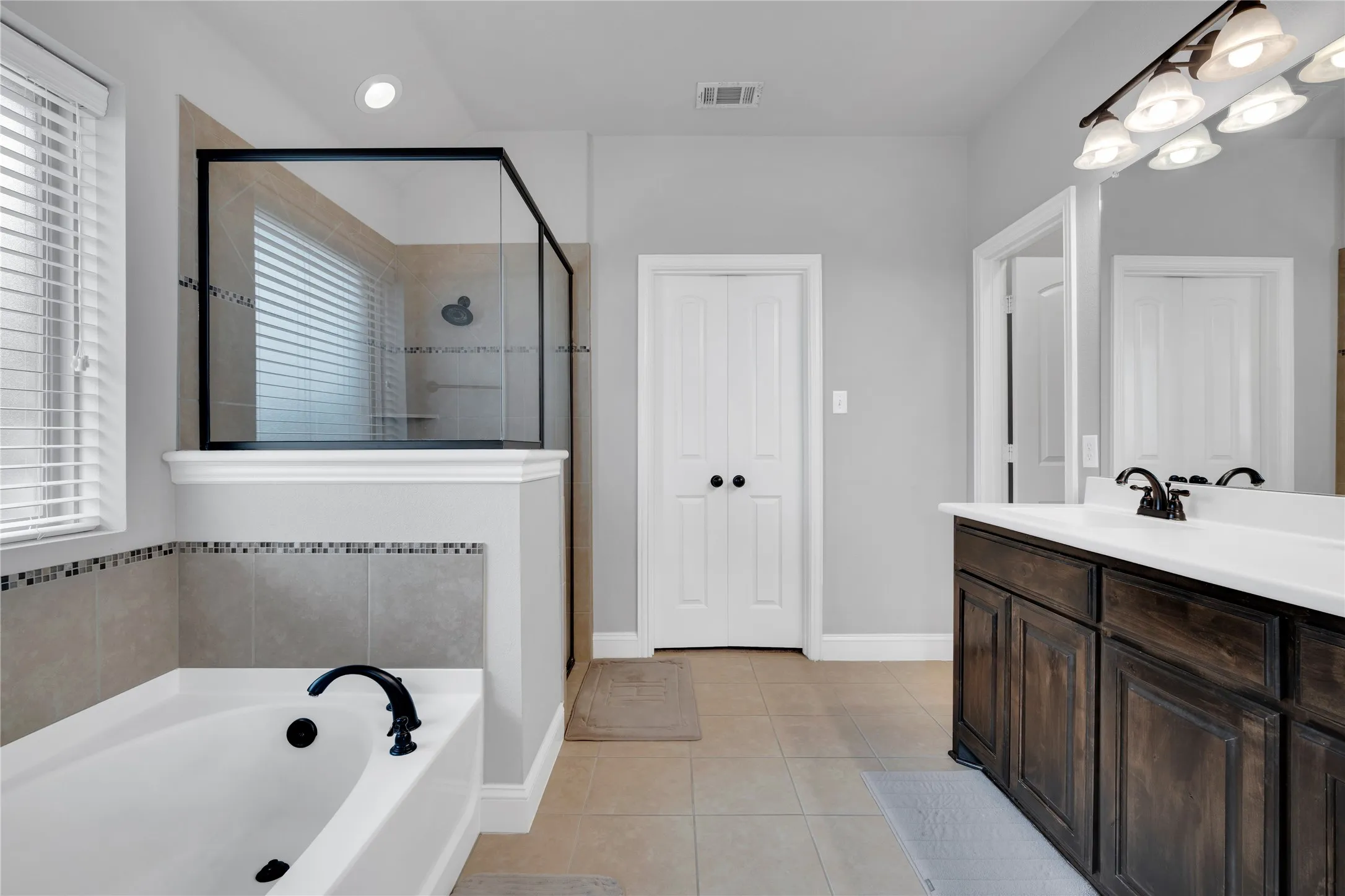 Single Family Residence For Sale in Ellis County , 3226 Paisley Drive, Midlothian, Texas 76065, 4 Bedrooms, 2 Bathrooms, 2 Garage spaces, 2,225 Sqft, built in 2016, Price $414,900, mls#21310896, Real Estate Agent in Midlothian, Homes For Sale in Ellis county, Homes For Sale in Midlothian, Realtor in Midlothian Texas, Real Estate Brokerage Independent Realty Texas, Luminita Cordes Realtor