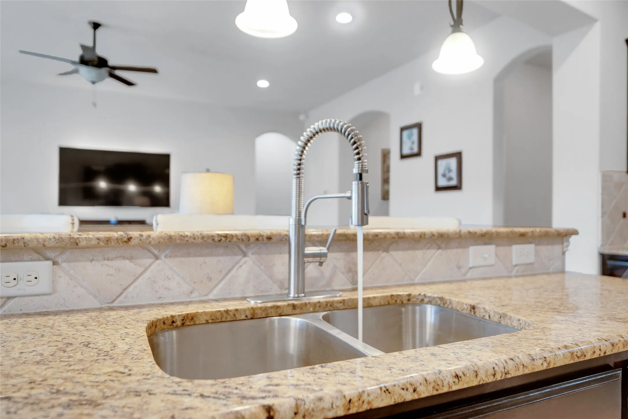 Single Family Residence For Sale in Ellis County , 3226 Paisley Drive, Midlothian, Texas 76065, 4 Bedrooms, 2 Bathrooms, 2 Garage spaces, 2,225 Sqft, built in 2016, Price $414,900, mls#21310896, Real Estate Agent in Midlothian, Homes For Sale in Ellis county, Homes For Sale in Midlothian, Realtor in Midlothian Texas, Real Estate Brokerage Independent Realty Texas, Luminita Cordes Realtor