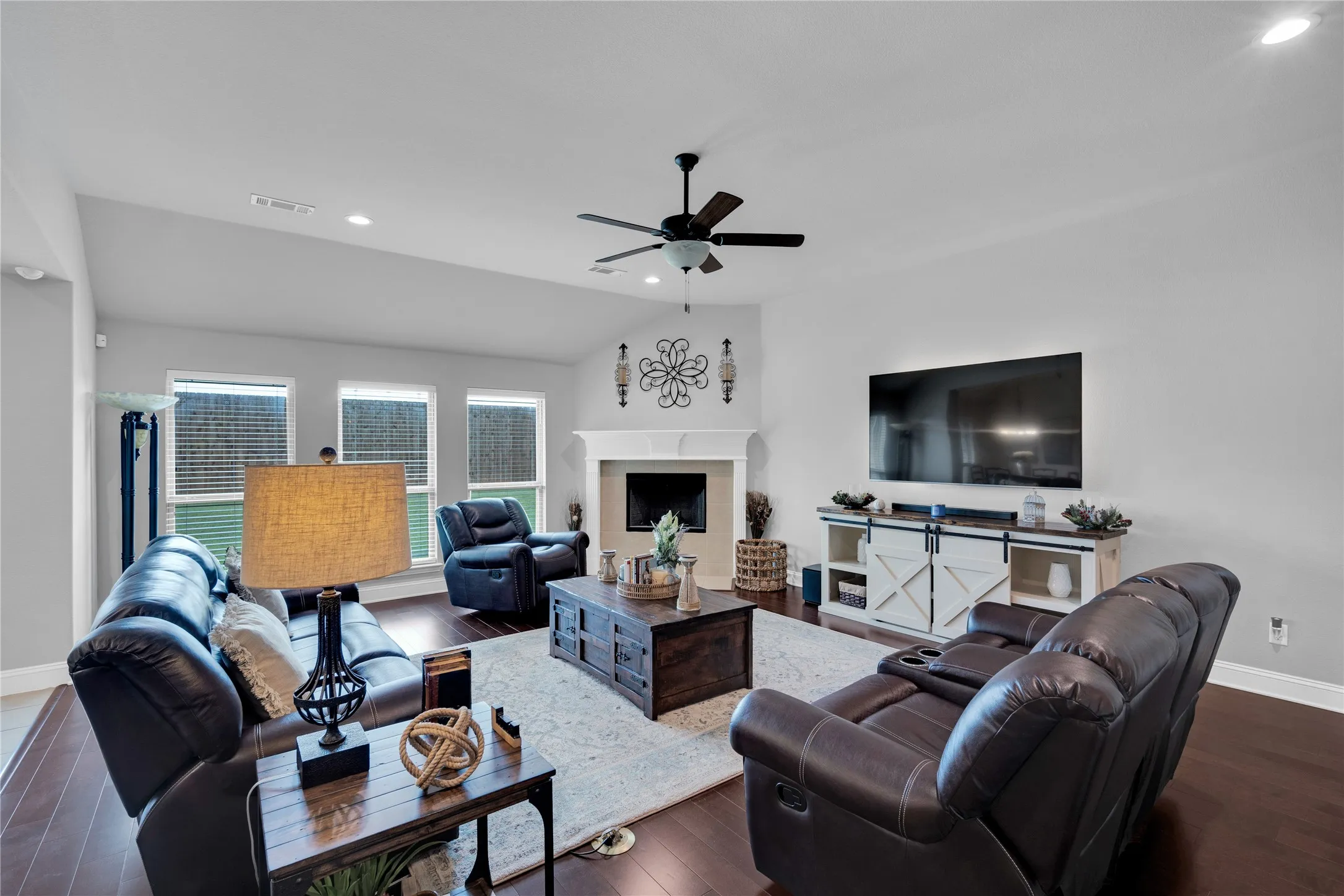 Single Family Residence For Sale in Ellis County , 3226 Paisley Drive, Midlothian, Texas 76065, 4 Bedrooms, 2 Bathrooms, 2 Garage spaces, 2,225 Sqft, built in 2016, Price $414,900, mls#21310896, Real Estate Agent in Midlothian, Homes For Sale in Ellis county, Homes For Sale in Midlothian, Realtor in Midlothian Texas, Real Estate Brokerage Independent Realty Texas, Luminita Cordes Realtor