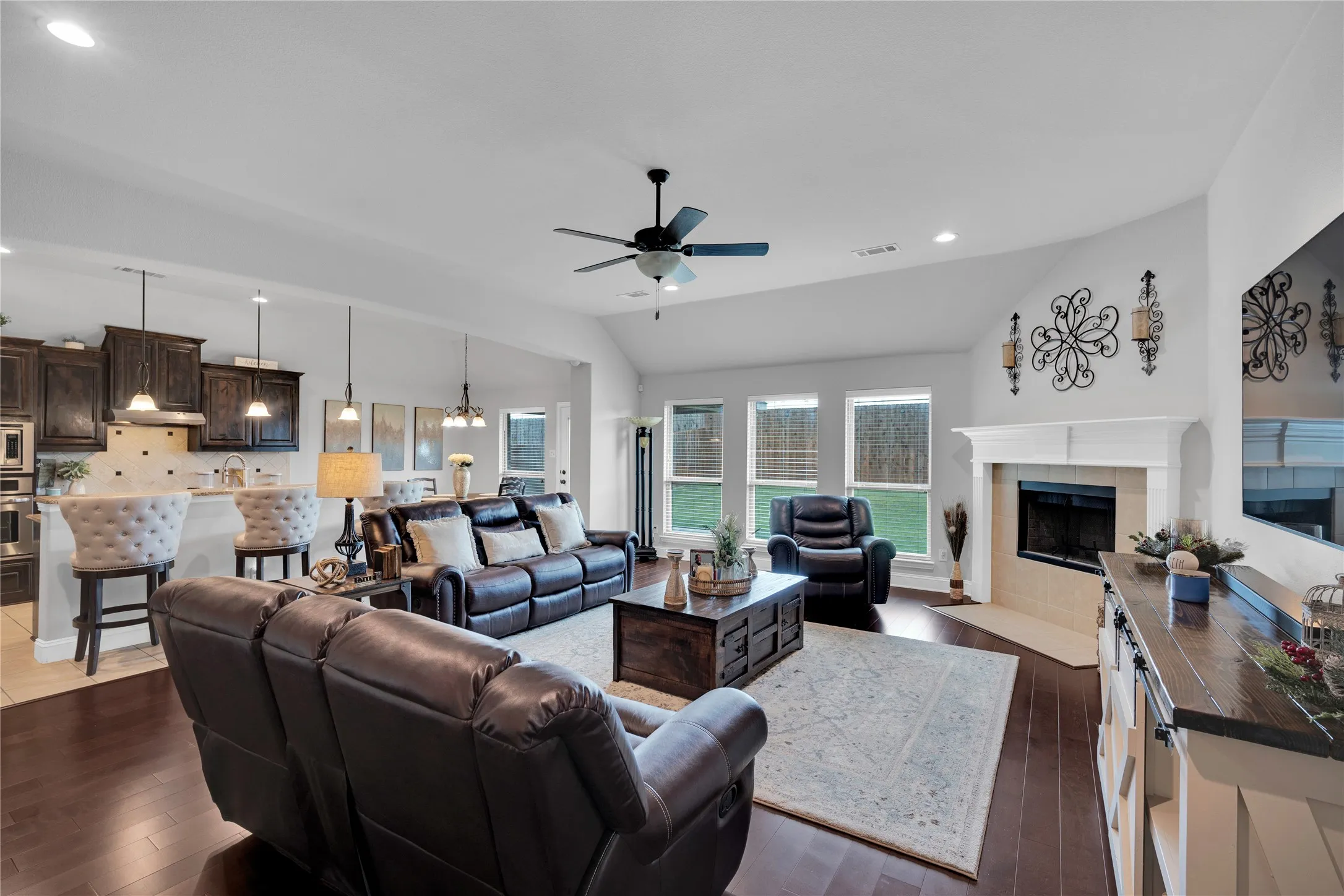 Single Family Residence For Sale in Ellis County , 3226 Paisley Drive, Midlothian, Texas 76065, 4 Bedrooms, 2 Bathrooms, 2 Garage spaces, 2,225 Sqft, built in 2016, Price $414,900, mls#21310896, Real Estate Agent in Midlothian, Homes For Sale in Ellis county, Homes For Sale in Midlothian, Realtor in Midlothian Texas, Real Estate Brokerage Independent Realty Texas, Luminita Cordes Realtor