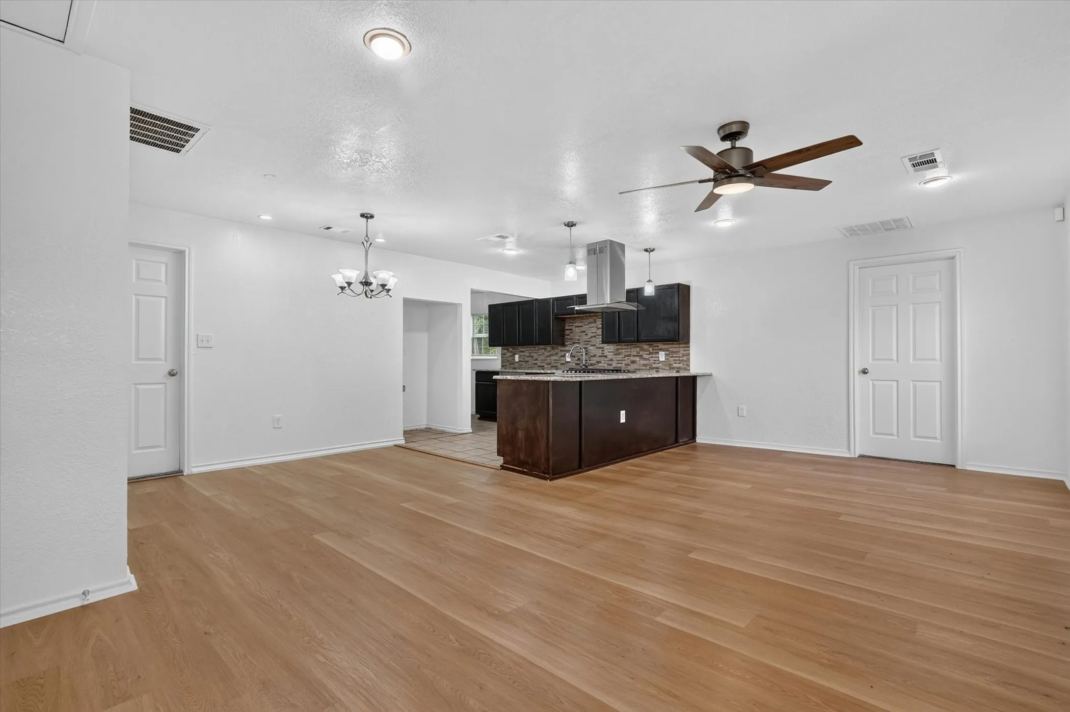 Single Family Residence For Rent in Tarrant County , 5301 Scoggins Street, Sansom Park, Texas 76114, 3 Bedroom, 2 Bathroom, Garage spaces, 1,453 Sqft, built in 1945, mls#21311678, Real Estate Agent in Sansom Park, Homes For Rent in Tarrant county, Homes For Rent in Sansom Park, Realtor in Sansom Park Texas, Real Estate Brokerage Independent Realty Texas, Luminita Cordes Realtor