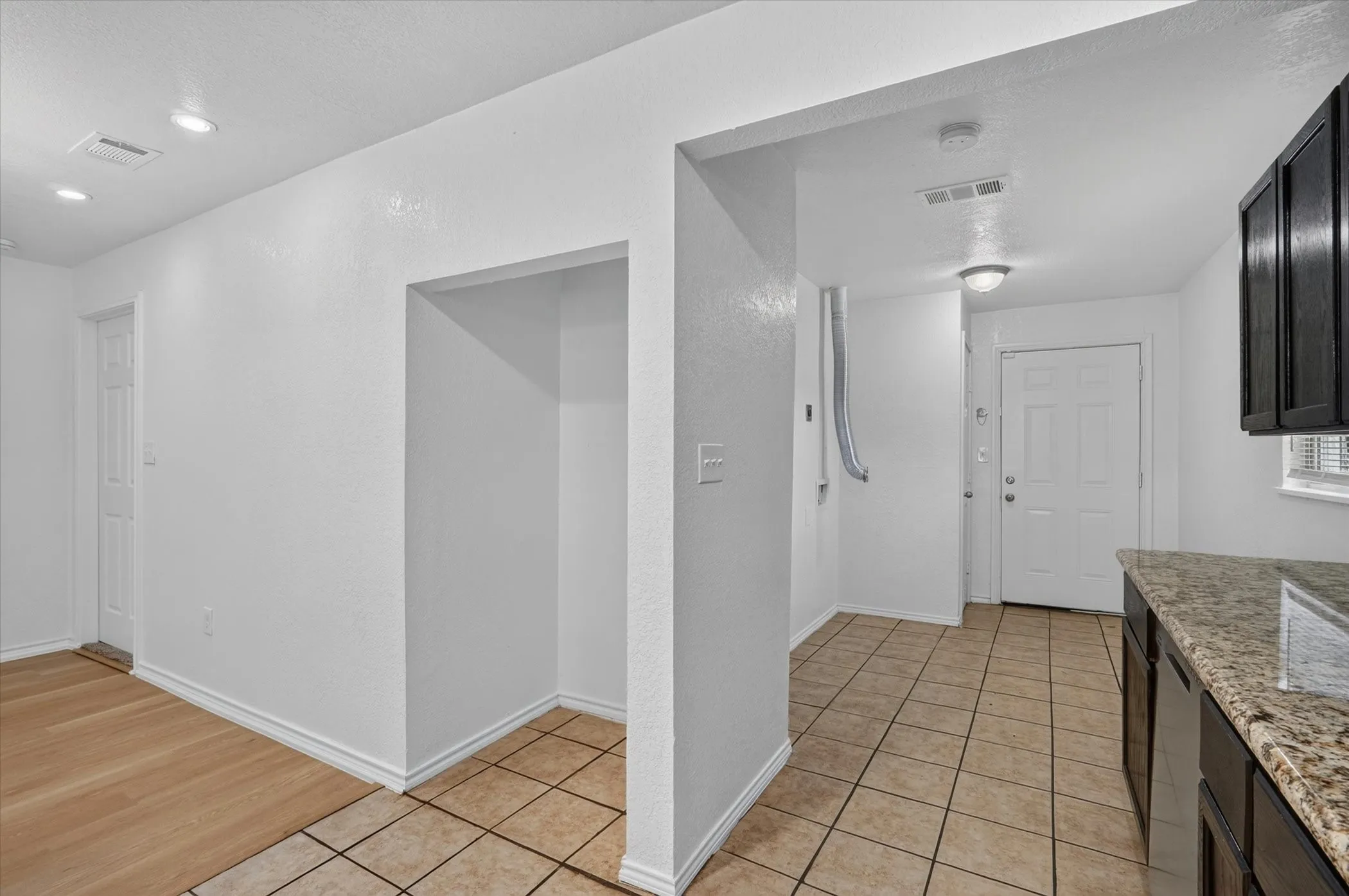 Single Family Residence For Rent in Tarrant County , 5301 Scoggins Street, Sansom Park, Texas 76114, 3 Bedroom, 2 Bathroom, Garage spaces, 1,453 Sqft, built in 1945, mls#21311678, Real Estate Agent in Sansom Park, Homes For Rent in Tarrant county, Homes For Rent in Sansom Park, Realtor in Sansom Park Texas, Real Estate Brokerage Independent Realty Texas, Luminita Cordes Realtor