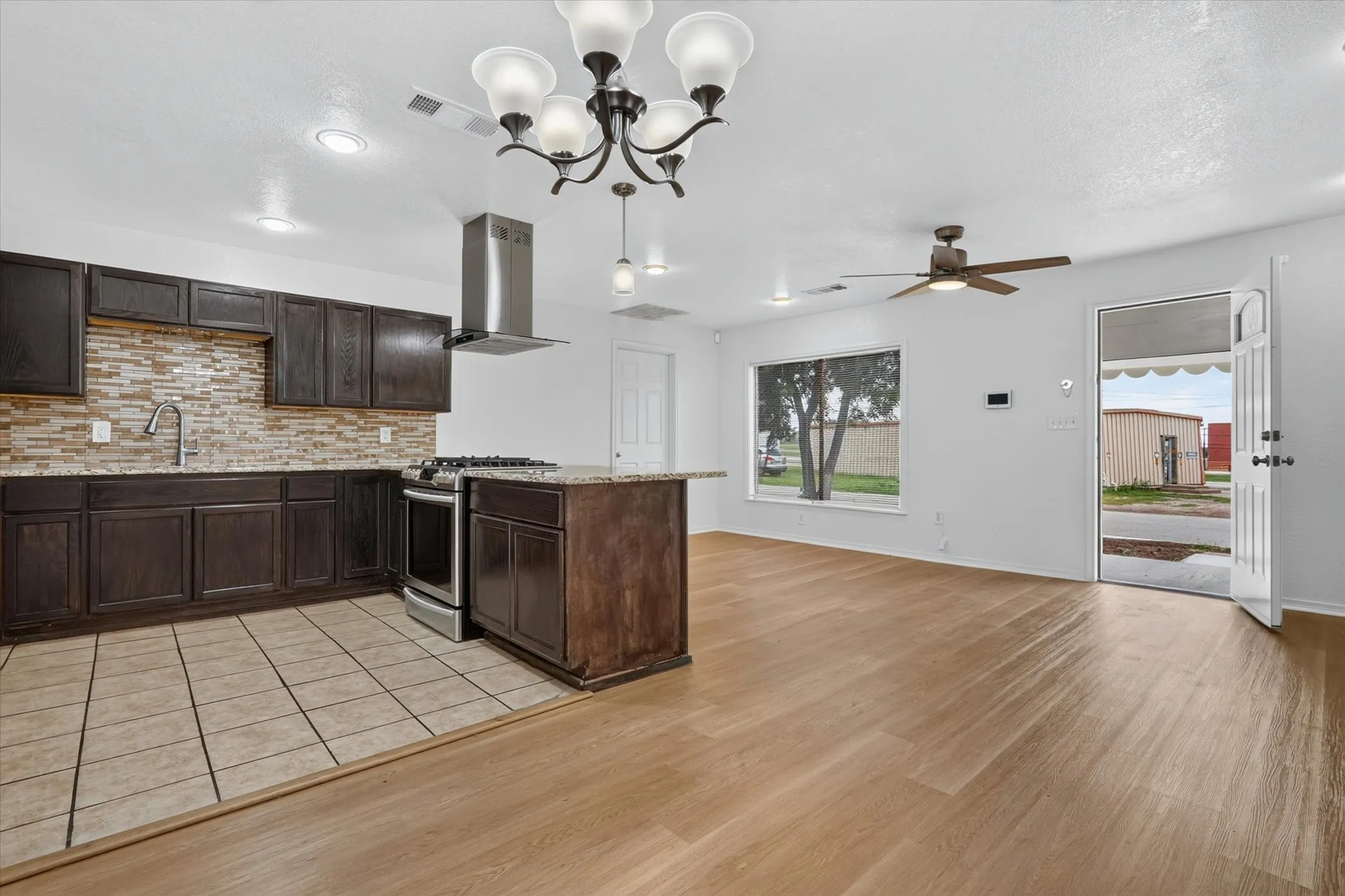 Single Family Residence For Rent in Tarrant County , 5301 Scoggins Street, Sansom Park, Texas 76114, 3 Bedroom, 2 Bathroom, Garage spaces, 1,453 Sqft, built in 1945, mls#21311678, Real Estate Agent in Sansom Park, Homes For Rent in Tarrant county, Homes For Rent in Sansom Park, Realtor in Sansom Park Texas, Real Estate Brokerage Independent Realty Texas, Luminita Cordes Realtor