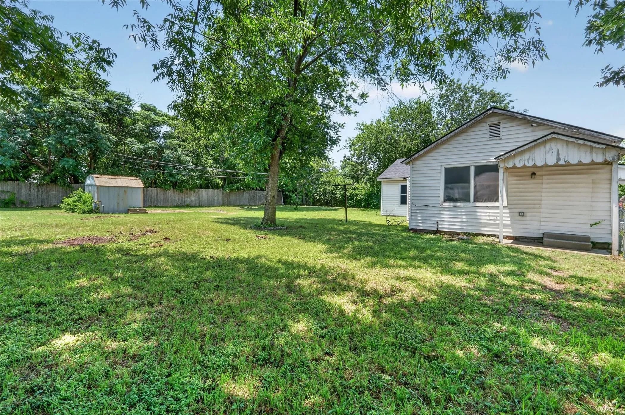 Single Family Residence For Rent in Tarrant County , 5301 Scoggins Street, Sansom Park, Texas 76114, 3 Bedroom, 2 Bathroom, Garage spaces, 1,453 Sqft, built in 1945, mls#21311678, Real Estate Agent in Sansom Park, Homes For Rent in Tarrant county, Homes For Rent in Sansom Park, Realtor in Sansom Park Texas, Real Estate Brokerage Independent Realty Texas, Luminita Cordes Realtor