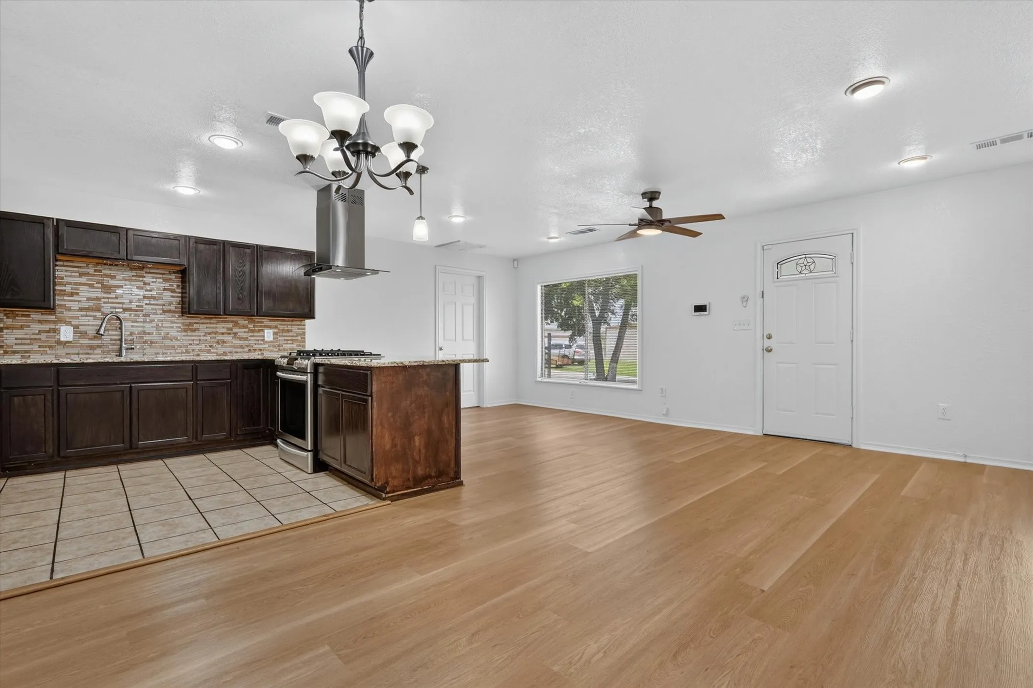 Single Family Residence For Rent in Tarrant County , 5301 Scoggins Street, Sansom Park, Texas 76114, 3 Bedroom, 2 Bathroom, Garage spaces, 1,453 Sqft, built in 1945, mls#21311678, Real Estate Agent in Sansom Park, Homes For Rent in Tarrant county, Homes For Rent in Sansom Park, Realtor in Sansom Park Texas, Real Estate Brokerage Independent Realty Texas, Luminita Cordes Realtor