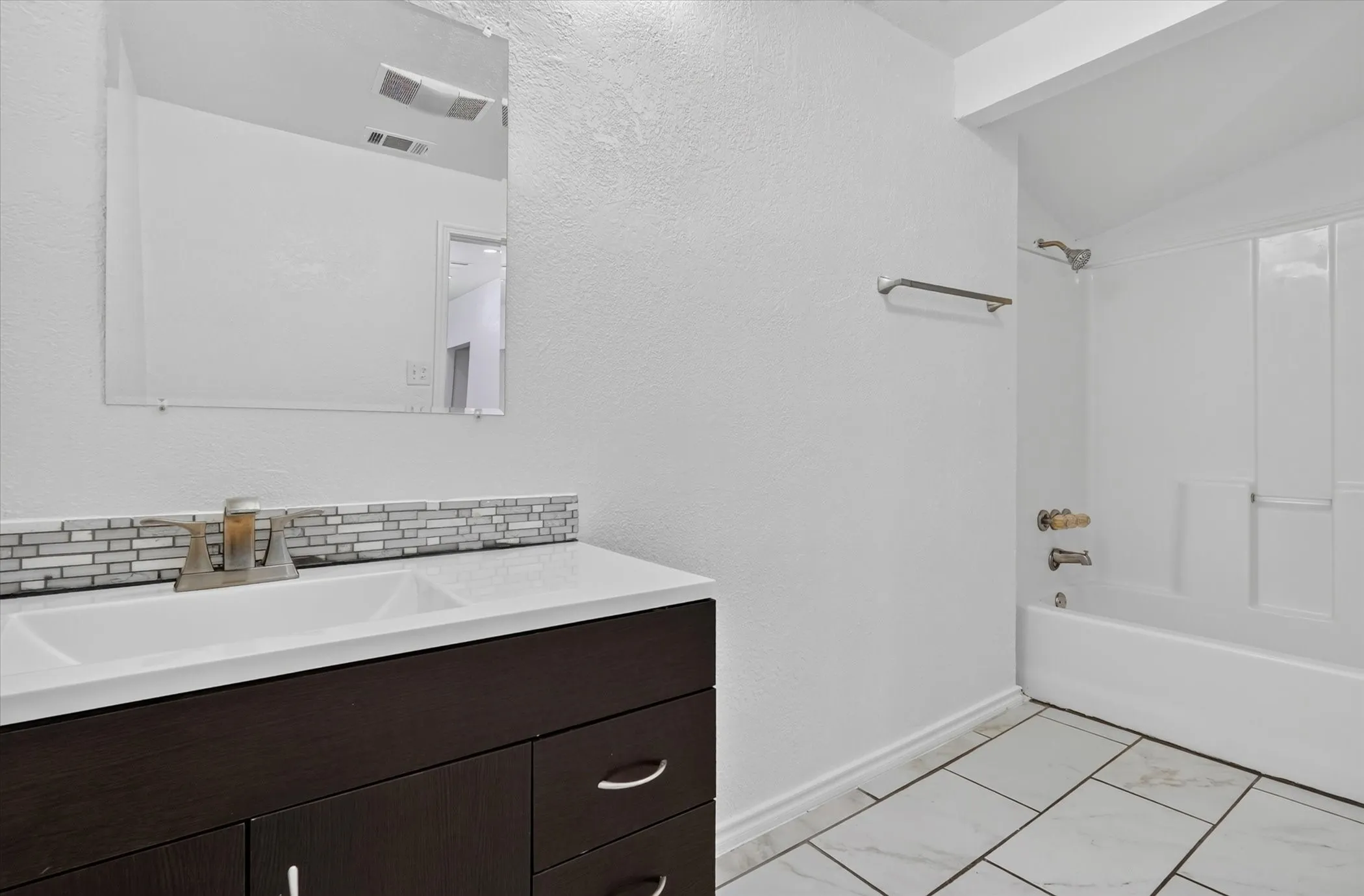 Single Family Residence For Rent in Tarrant County , 5301 Scoggins Street, Sansom Park, Texas 76114, 3 Bedroom, 2 Bathroom, Garage spaces, 1,453 Sqft, built in 1945, mls#21311678, Real Estate Agent in Sansom Park, Homes For Rent in Tarrant county, Homes For Rent in Sansom Park, Realtor in Sansom Park Texas, Real Estate Brokerage Independent Realty Texas, Luminita Cordes Realtor