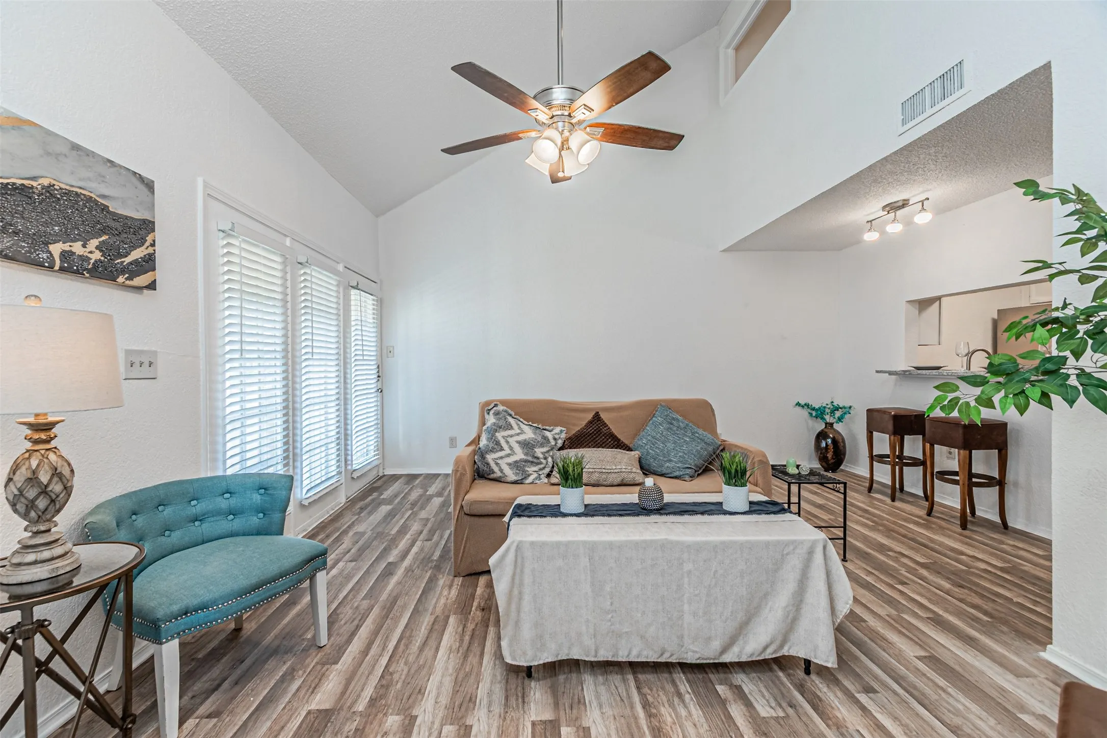 Condominium For Sale in Dallas County , 5590 Spring Valley Road C205, Dallas, Texas 75254, 2 Bedroom, 2 Bathroom, 1 Garage spaces, 920 Sqft, built in 1982, mls#21310203, Real Estate Agent in Dallas, Homes For Sale in Dallas county, Homes For Sale in Dallas, Realtor in Dallas Texas, Real Estate Brokerage Independent Realty Texas, Luminita Cordes Realtor