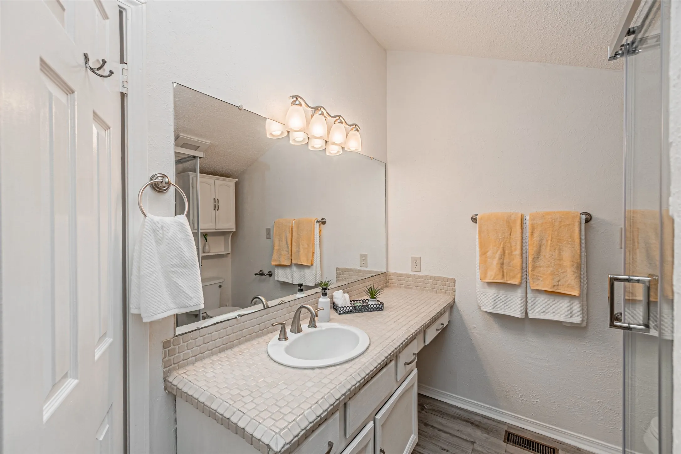 Condominium For Sale in Dallas County , 5590 Spring Valley Road C205, Dallas, Texas 75254, 2 Bedroom, 2 Bathroom, 1 Garage spaces, 920 Sqft, built in 1982, mls#21310203, Real Estate Agent in Dallas, Homes For Sale in Dallas county, Homes For Sale in Dallas, Realtor in Dallas Texas, Real Estate Brokerage Independent Realty Texas, Luminita Cordes Realtor