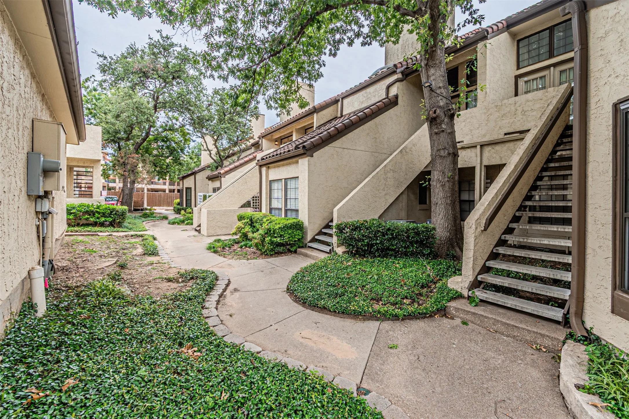 Condominium For Sale in Dallas County , 5590 Spring Valley Road C205, Dallas, Texas 75254, 2 Bedroom, 2 Bathroom, 1 Garage spaces, 920 Sqft, built in 1982, mls#21310203, Real Estate Agent in Dallas, Homes For Sale in Dallas county, Homes For Sale in Dallas, Realtor in Dallas Texas, Real Estate Brokerage Independent Realty Texas, Luminita Cordes Realtor