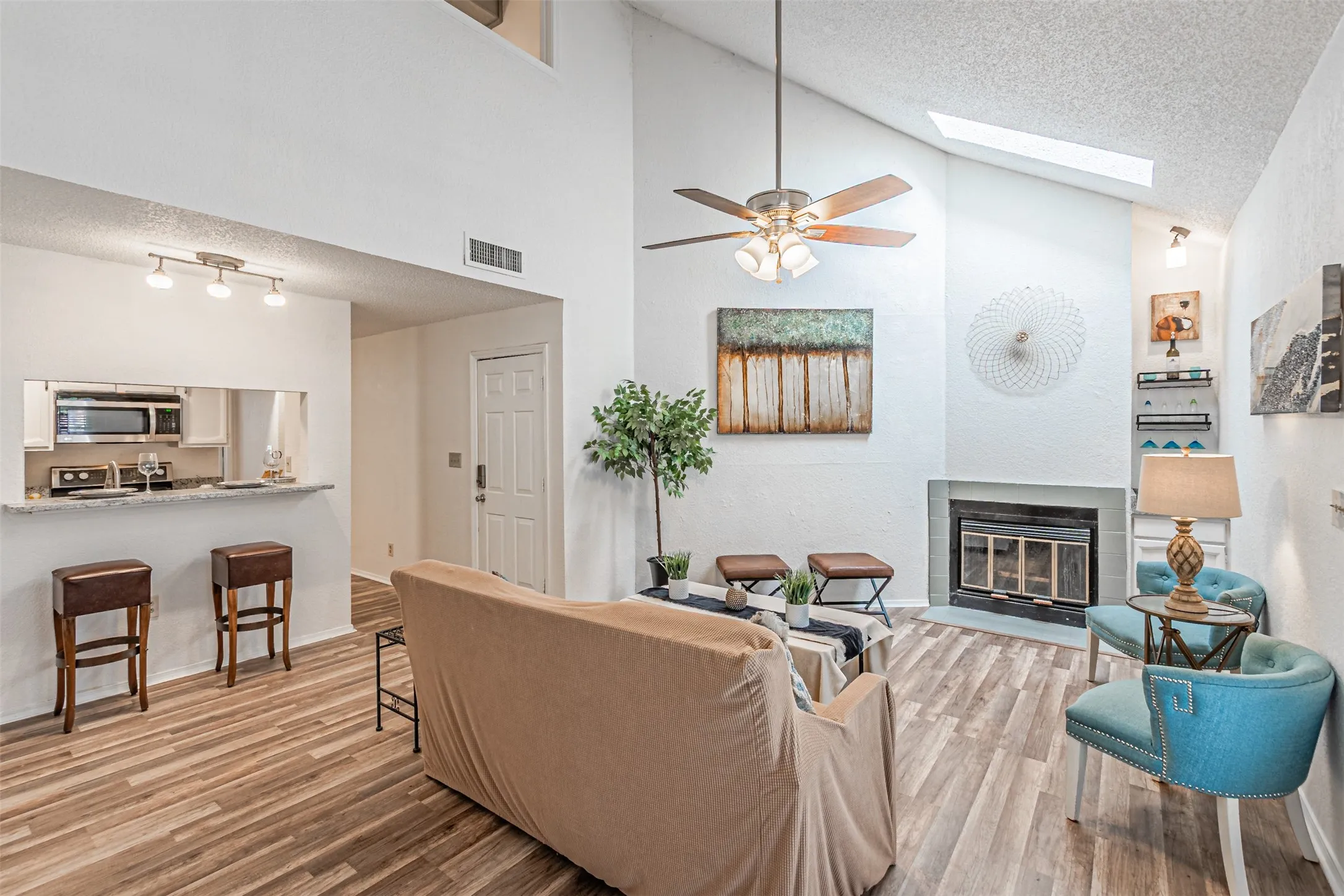 Condominium For Sale in Dallas County , 5590 Spring Valley Road C205, Dallas, Texas 75254, 2 Bedroom, 2 Bathroom, 1 Garage spaces, 920 Sqft, built in 1982, mls#21310203, Real Estate Agent in Dallas, Homes For Sale in Dallas county, Homes For Sale in Dallas, Realtor in Dallas Texas, Real Estate Brokerage Independent Realty Texas, Luminita Cordes Realtor
