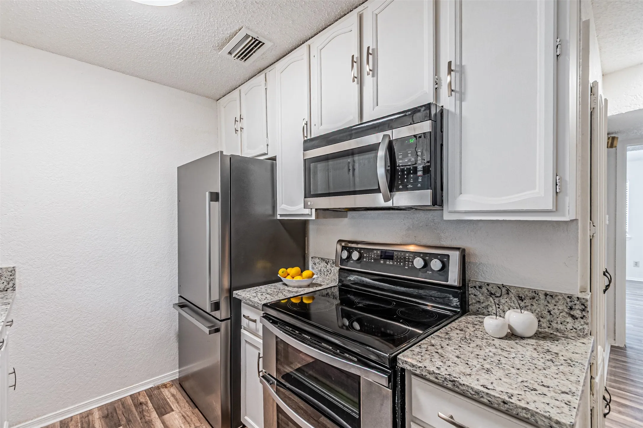 Condominium For Sale in Dallas County , 5590 Spring Valley Road C205, Dallas, Texas 75254, 2 Bedroom, 2 Bathroom, 1 Garage spaces, 920 Sqft, built in 1982, mls#21310203, Real Estate Agent in Dallas, Homes For Sale in Dallas county, Homes For Sale in Dallas, Realtor in Dallas Texas, Real Estate Brokerage Independent Realty Texas, Luminita Cordes Realtor