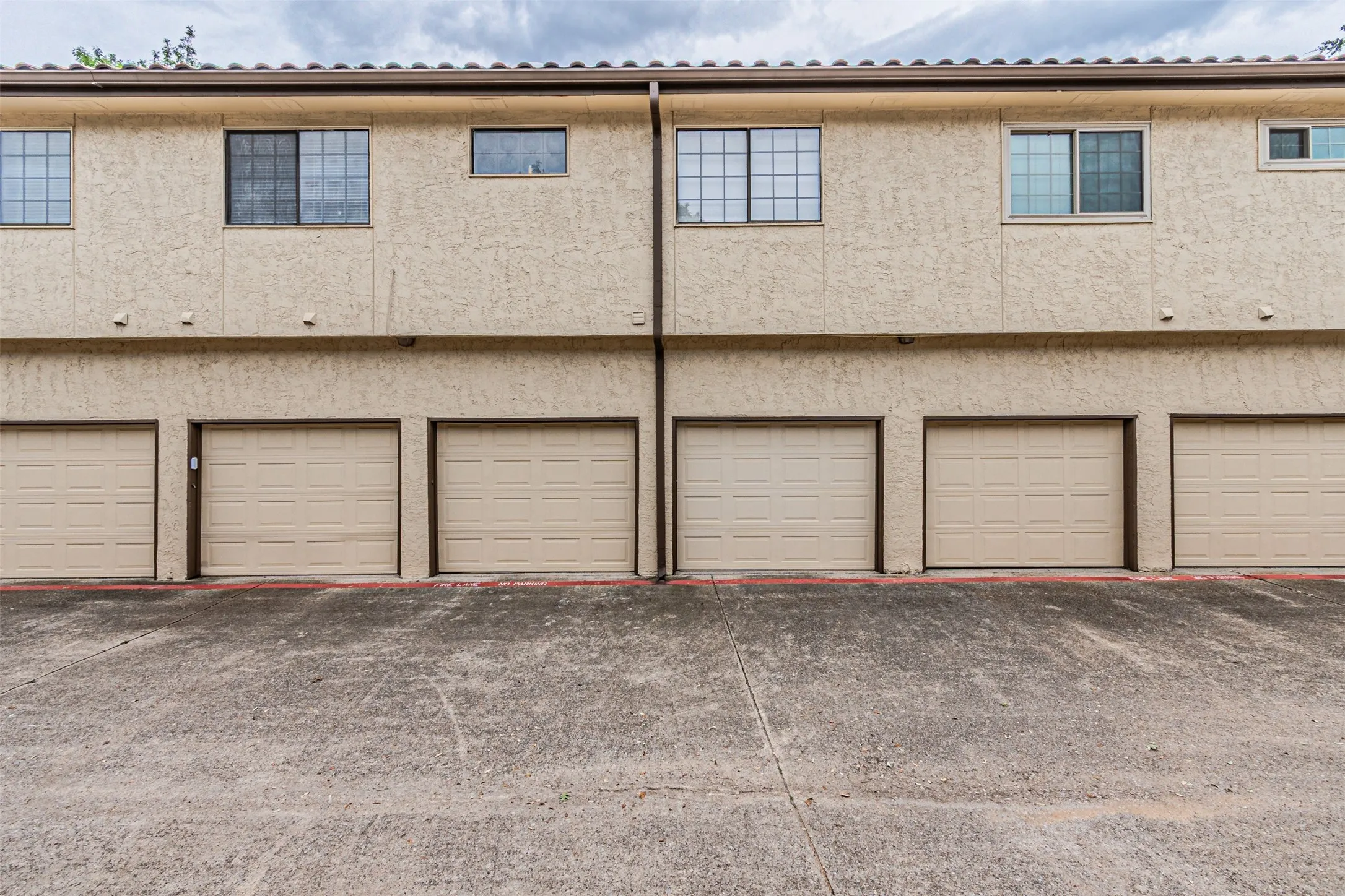 Condominium For Sale in Dallas County , 5590 Spring Valley Road C205, Dallas, Texas 75254, 2 Bedroom, 2 Bathroom, 1 Garage spaces, 920 Sqft, built in 1982, mls#21310203, Real Estate Agent in Dallas, Homes For Sale in Dallas county, Homes For Sale in Dallas, Realtor in Dallas Texas, Real Estate Brokerage Independent Realty Texas, Luminita Cordes Realtor