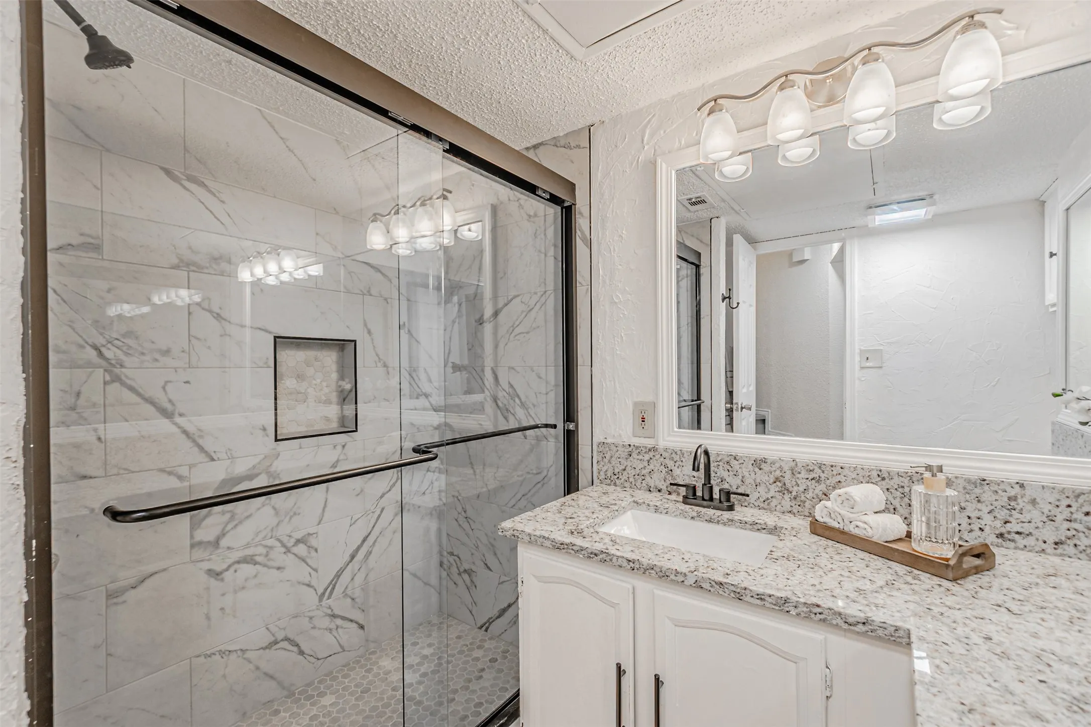 Condominium For Sale in Dallas County , 5590 Spring Valley Road C205, Dallas, Texas 75254, 2 Bedroom, 2 Bathroom, 1 Garage spaces, 920 Sqft, built in 1982, mls#21310203, Real Estate Agent in Dallas, Homes For Sale in Dallas county, Homes For Sale in Dallas, Realtor in Dallas Texas, Real Estate Brokerage Independent Realty Texas, Luminita Cordes Realtor