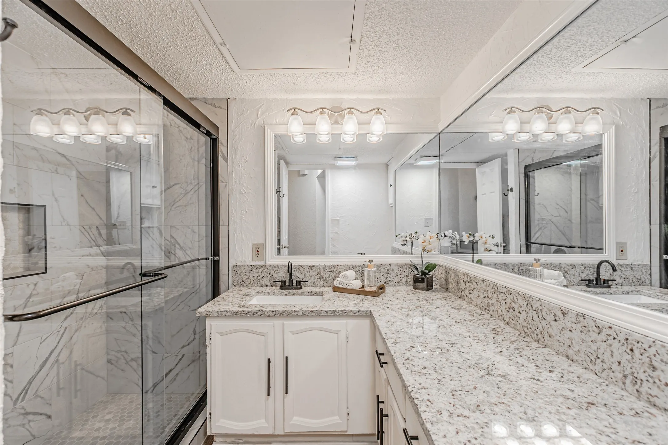 Condominium For Sale in Dallas County , 5590 Spring Valley Road C205, Dallas, Texas 75254, 2 Bedroom, 2 Bathroom, 1 Garage spaces, 920 Sqft, built in 1982, mls#21310203, Real Estate Agent in Dallas, Homes For Sale in Dallas county, Homes For Sale in Dallas, Realtor in Dallas Texas, Real Estate Brokerage Independent Realty Texas, Luminita Cordes Realtor