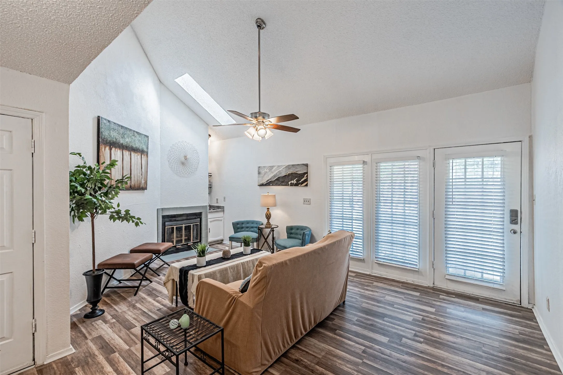 Condominium For Sale in Dallas County , 5590 Spring Valley Road C205, Dallas, Texas 75254, 2 Bedroom, 2 Bathroom, 1 Garage spaces, 920 Sqft, built in 1982, mls#21310203, Real Estate Agent in Dallas, Homes For Sale in Dallas county, Homes For Sale in Dallas, Realtor in Dallas Texas, Real Estate Brokerage Independent Realty Texas, Luminita Cordes Realtor