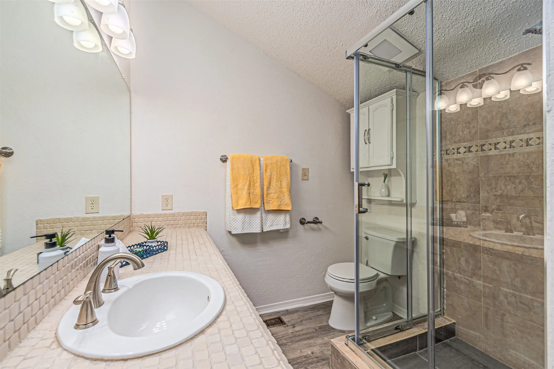 Condominium For Sale in Dallas County , 5590 Spring Valley Road C205, Dallas, Texas 75254, 2 Bedroom, 2 Bathroom, 1 Garage spaces, 920 Sqft, built in 1982, mls#21310203, Real Estate Agent in Dallas, Homes For Sale in Dallas county, Homes For Sale in Dallas, Realtor in Dallas Texas, Real Estate Brokerage Independent Realty Texas, Luminita Cordes Realtor