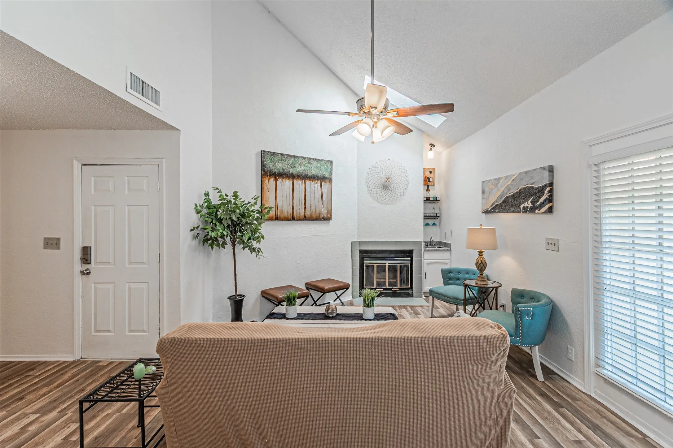 Condominium For Sale in Dallas County , 5590 Spring Valley Road C205, Dallas, Texas 75254, 2 Bedroom, 2 Bathroom, 1 Garage spaces, 920 Sqft, built in 1982, mls#21310203, Real Estate Agent in Dallas, Homes For Sale in Dallas county, Homes For Sale in Dallas, Realtor in Dallas Texas, Real Estate Brokerage Independent Realty Texas, Luminita Cordes Realtor