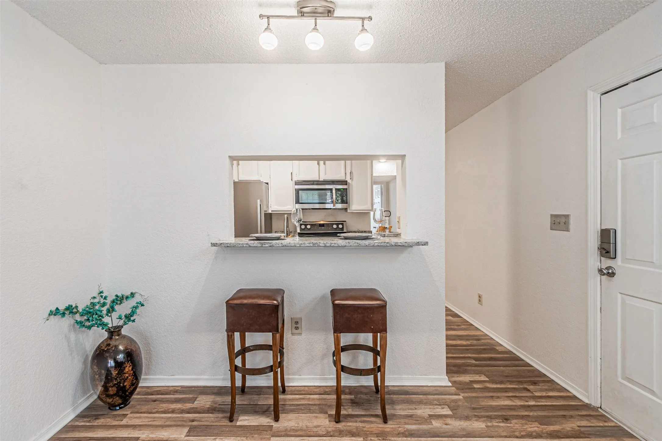 Condominium For Sale in Dallas County , 5590 Spring Valley Road C205, Dallas, Texas 75254, 2 Bedroom, 2 Bathroom, 1 Garage spaces, 920 Sqft, built in 1982, mls#21310203, Real Estate Agent in Dallas, Homes For Sale in Dallas county, Homes For Sale in Dallas, Realtor in Dallas Texas, Real Estate Brokerage Independent Realty Texas, Luminita Cordes Realtor