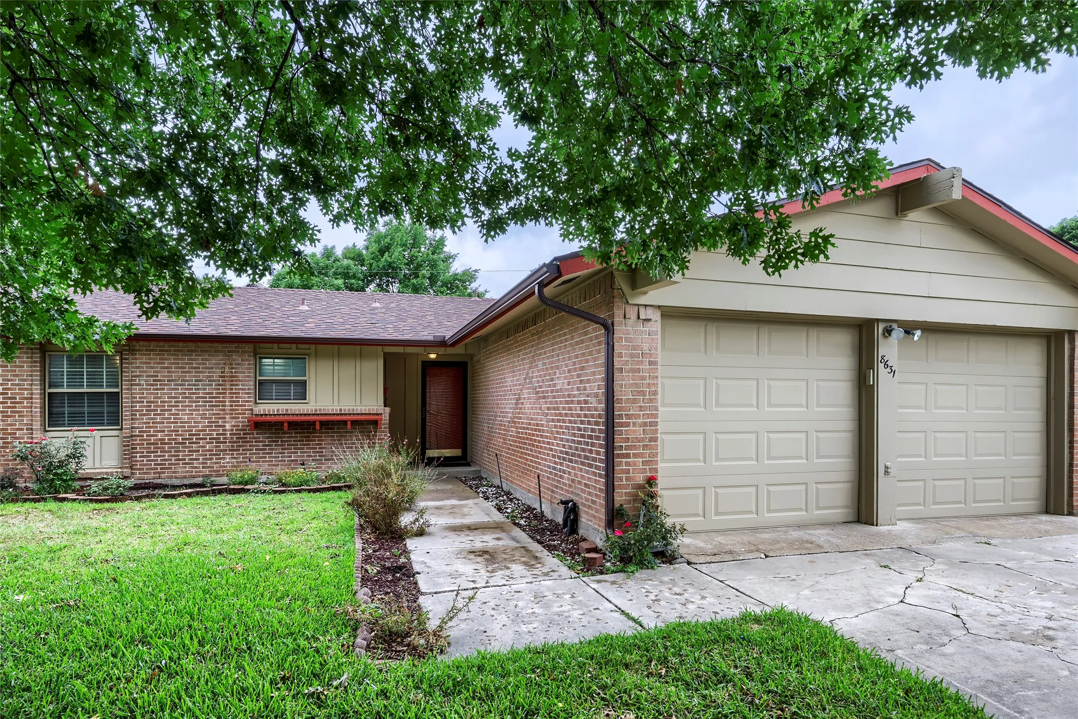 Single Family Residence For Sale in Dallas County , 8631 Charing Cross Lane, Dallas, Texas 75238, 4 Bedroom, 3 Bathroom, 2 Garage spaces, 2,066 Sqft, built in 1967, mls#21178844, Real Estate Agent in Dallas, Homes For Sale in Dallas county, Homes For Sale in Dallas, Realtor in Dallas Texas, Real Estate Brokerage Independent Realty Texas, Luminita Cordes Realtor
