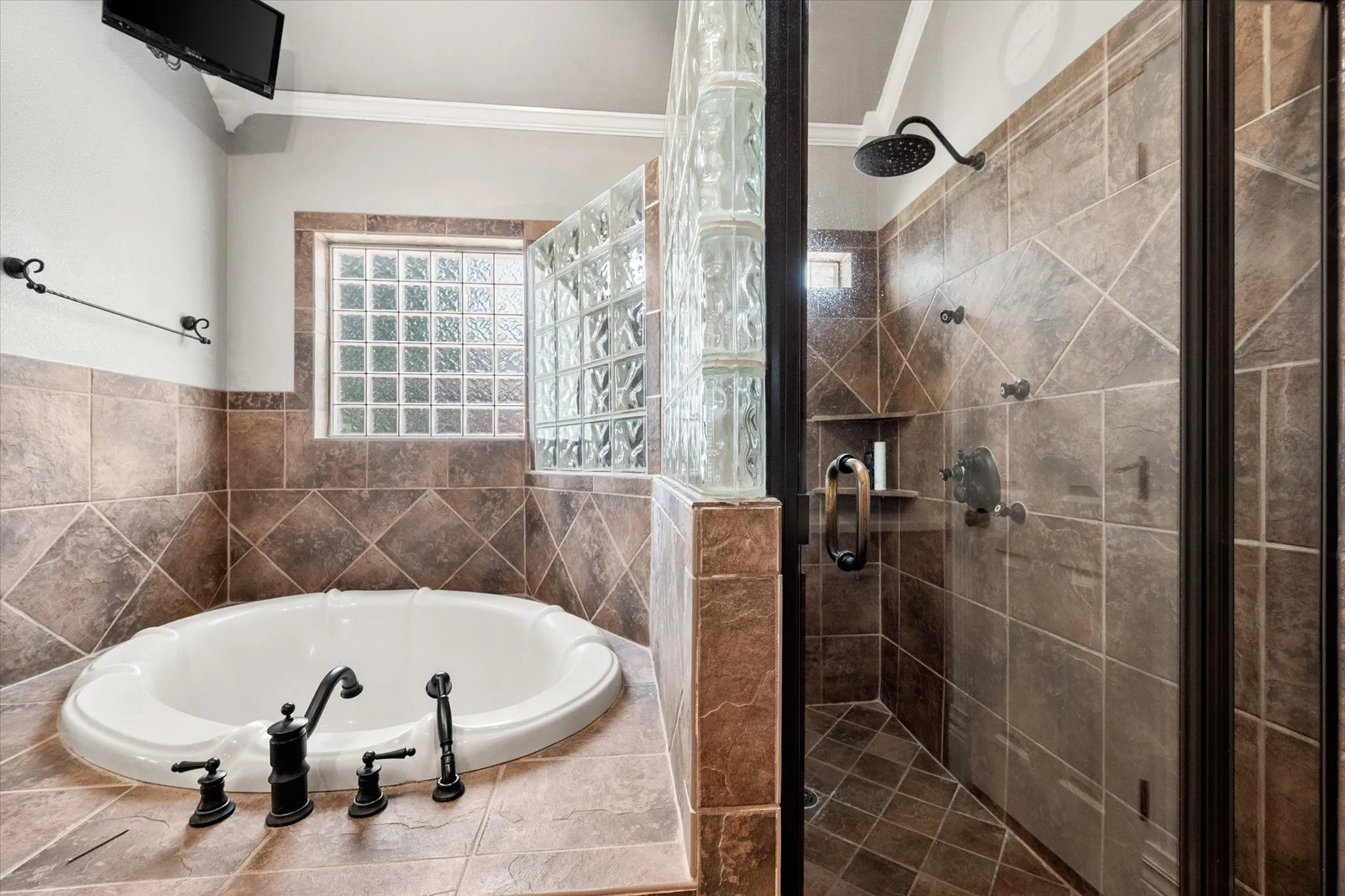 Primay Bathroom with a full size shower and garden tub