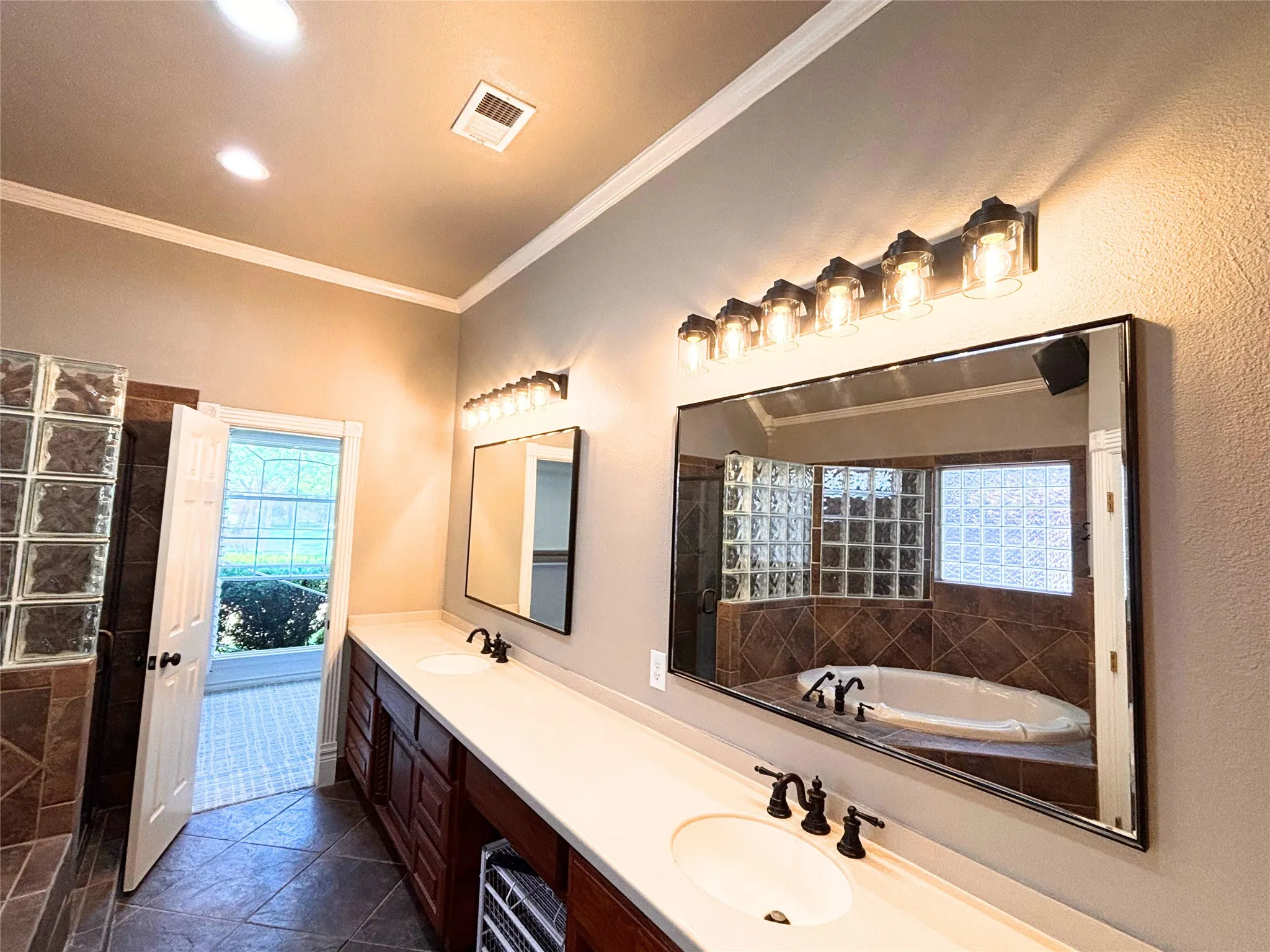 Single Family Residence For Sale in Tarrant County , 1398 Fairhaven Drive, Mansfield, Texas 76063, 4 Bedroom, 3 Bathroom, 2 Garage spaces, 3,050 Sqft, built in 1992, mls#21296602, Real Estate Agent in Mansfield, Homes For Sale in Tarrant county, Homes For Sale in Mansfield, Realtor in Mansfield Texas, Real Estate Brokerage Independent Realty Texas, Luminita Cordes Realtor