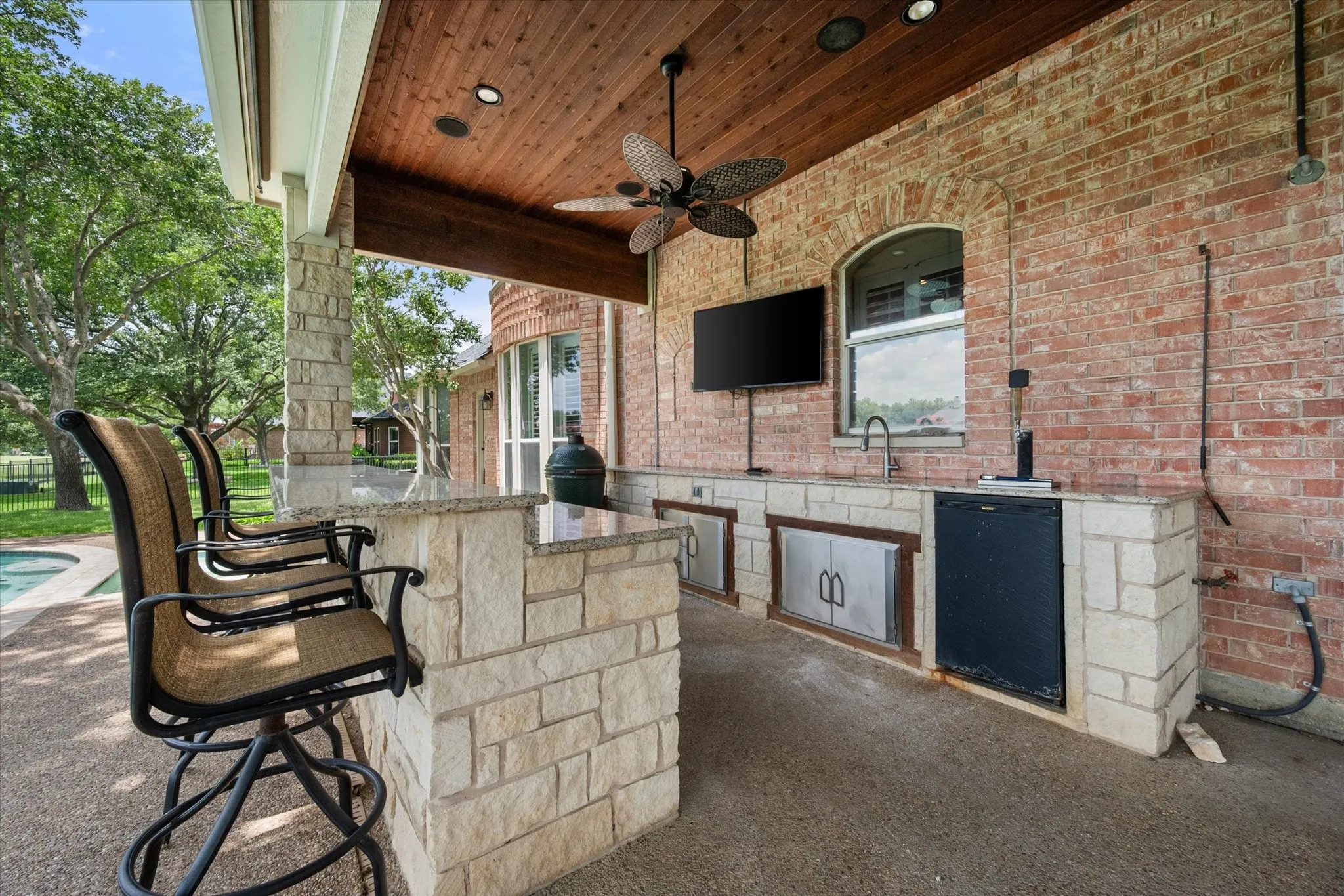 Outdoor kitchen, bar