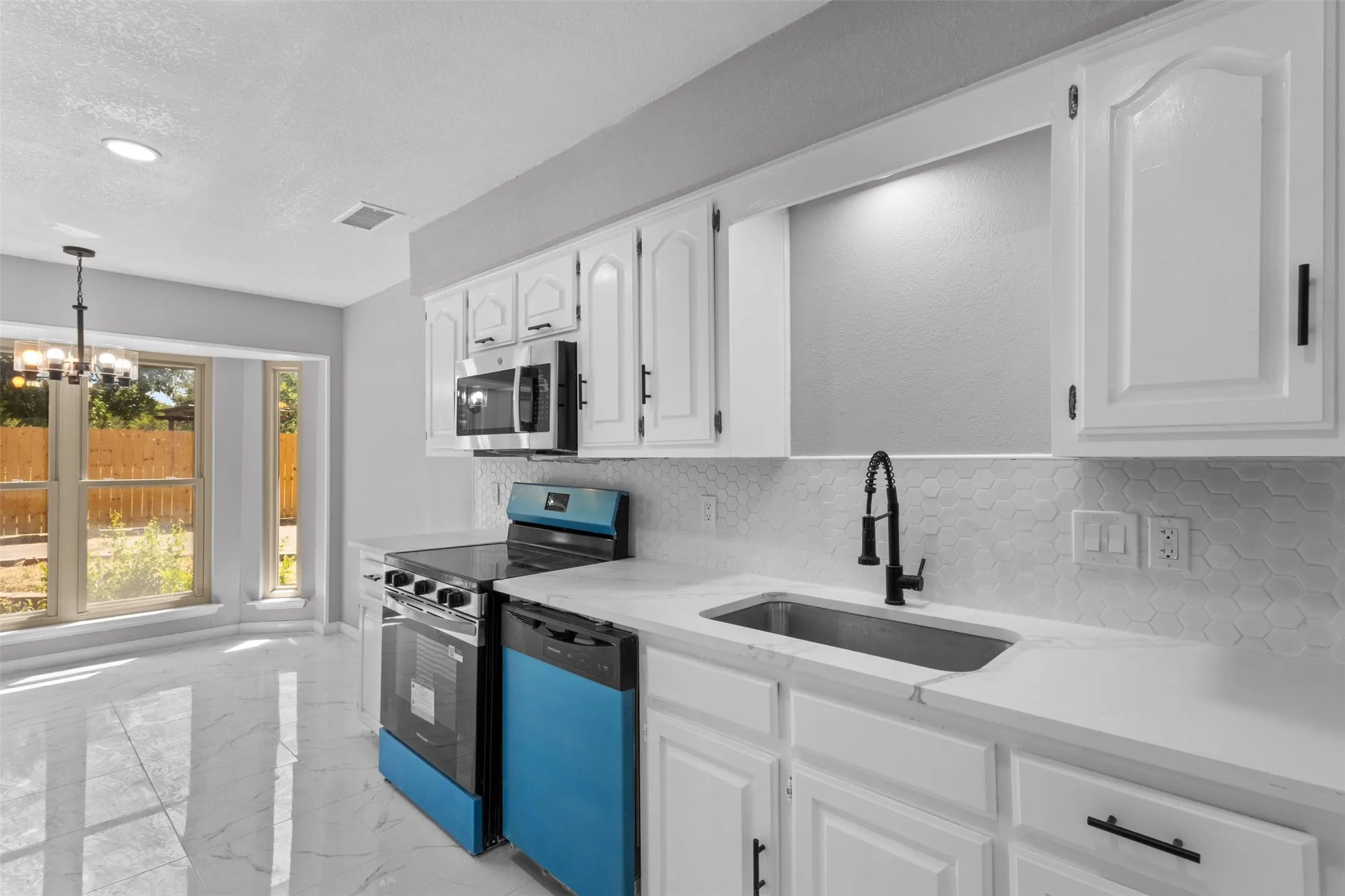 Single Family Residence For Sale in Ellis County , 149 Lassetter Drive, Red Oak, Texas 75154, 4 Bedroom, 2 Bathroom, 2 Garage spaces, 1,717 Sqft, built in 1986, mls#21311715, Real Estate Agent in Red Oak, Homes For Sale in Ellis county, Homes For Sale in Red Oak, Realtor in Red Oak Texas, Real Estate Brokerage Independent Realty Texas, Luminita Cordes Realtor