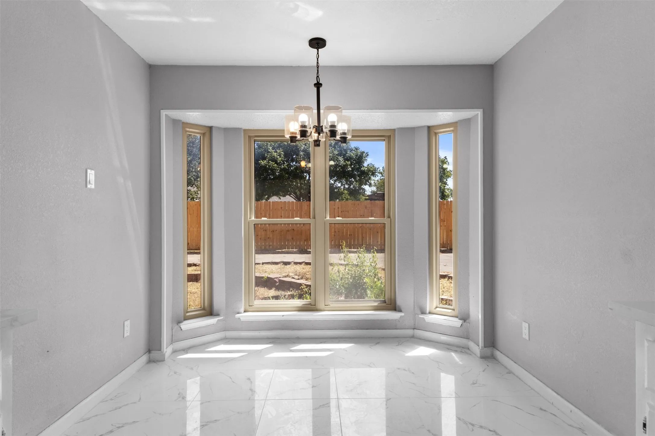 Single Family Residence For Sale in Ellis County , 149 Lassetter Drive, Red Oak, Texas 75154, 4 Bedroom, 2 Bathroom, 2 Garage spaces, 1,717 Sqft, built in 1986, mls#21311715, Real Estate Agent in Red Oak, Homes For Sale in Ellis county, Homes For Sale in Red Oak, Realtor in Red Oak Texas, Real Estate Brokerage Independent Realty Texas, Luminita Cordes Realtor