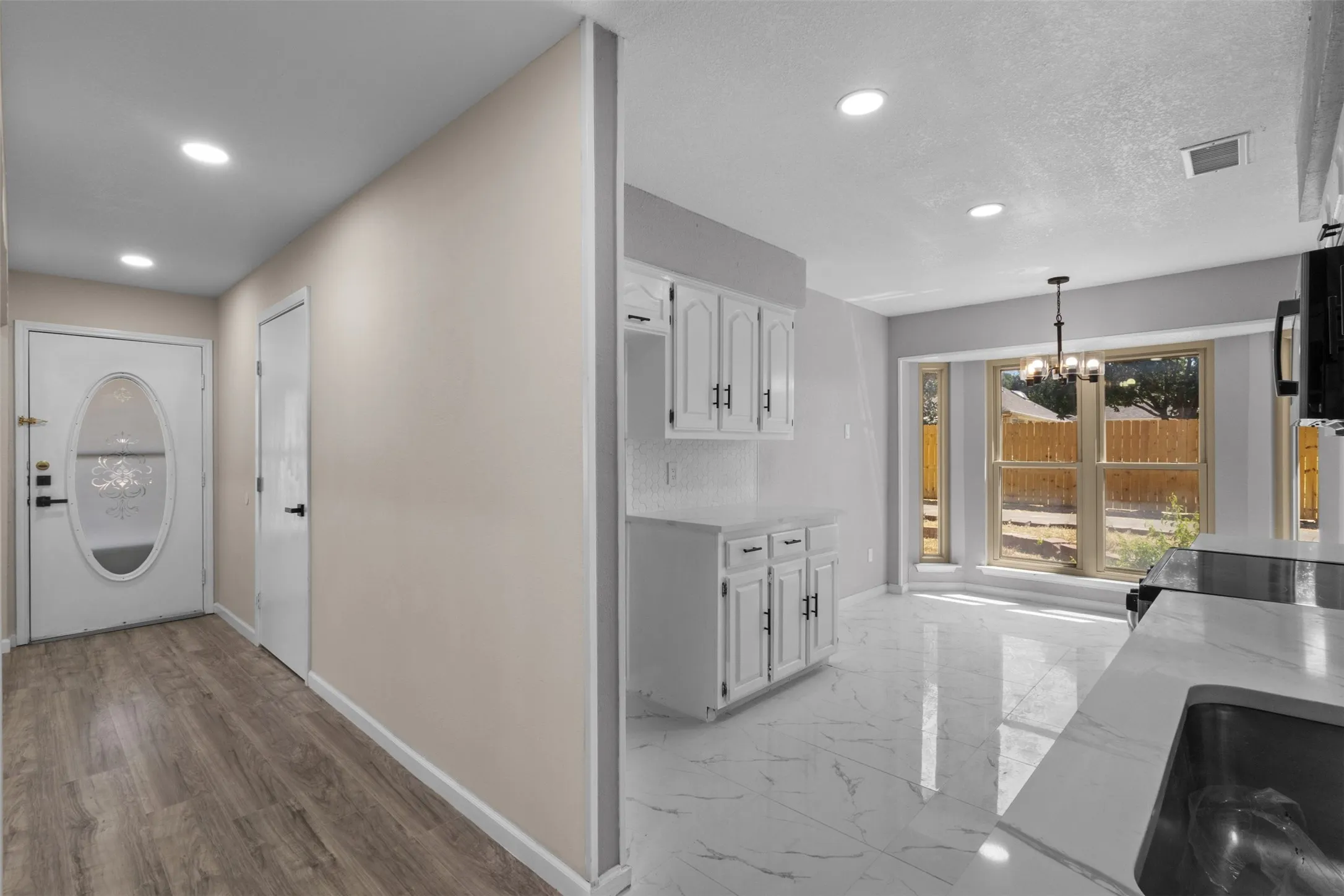 Single Family Residence For Sale in Ellis County , 149 Lassetter Drive, Red Oak, Texas 75154, 4 Bedroom, 2 Bathroom, 2 Garage spaces, 1,717 Sqft, built in 1986, mls#21311715, Real Estate Agent in Red Oak, Homes For Sale in Ellis county, Homes For Sale in Red Oak, Realtor in Red Oak Texas, Real Estate Brokerage Independent Realty Texas, Luminita Cordes Realtor