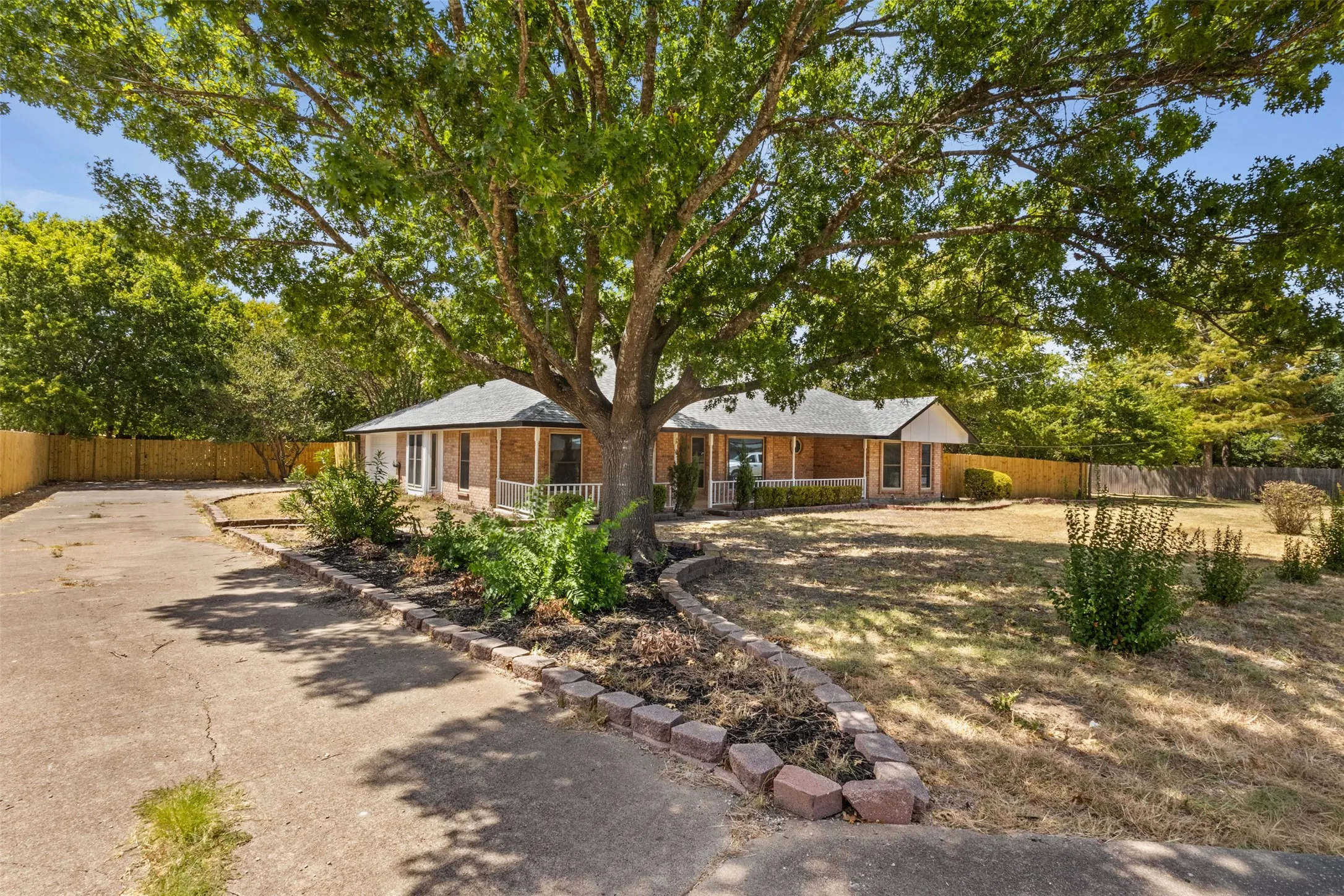 Single Family Residence For Sale in Ellis County , 149 Lassetter Drive, Red Oak, Texas 75154, 4 Bedroom, 2 Bathroom, 2 Garage spaces, 1,717 Sqft, built in 1986, mls#21311715, Real Estate Agent in Red Oak, Homes For Sale in Ellis county, Homes For Sale in Red Oak, Realtor in Red Oak Texas, Real Estate Brokerage Independent Realty Texas, Luminita Cordes Realtor