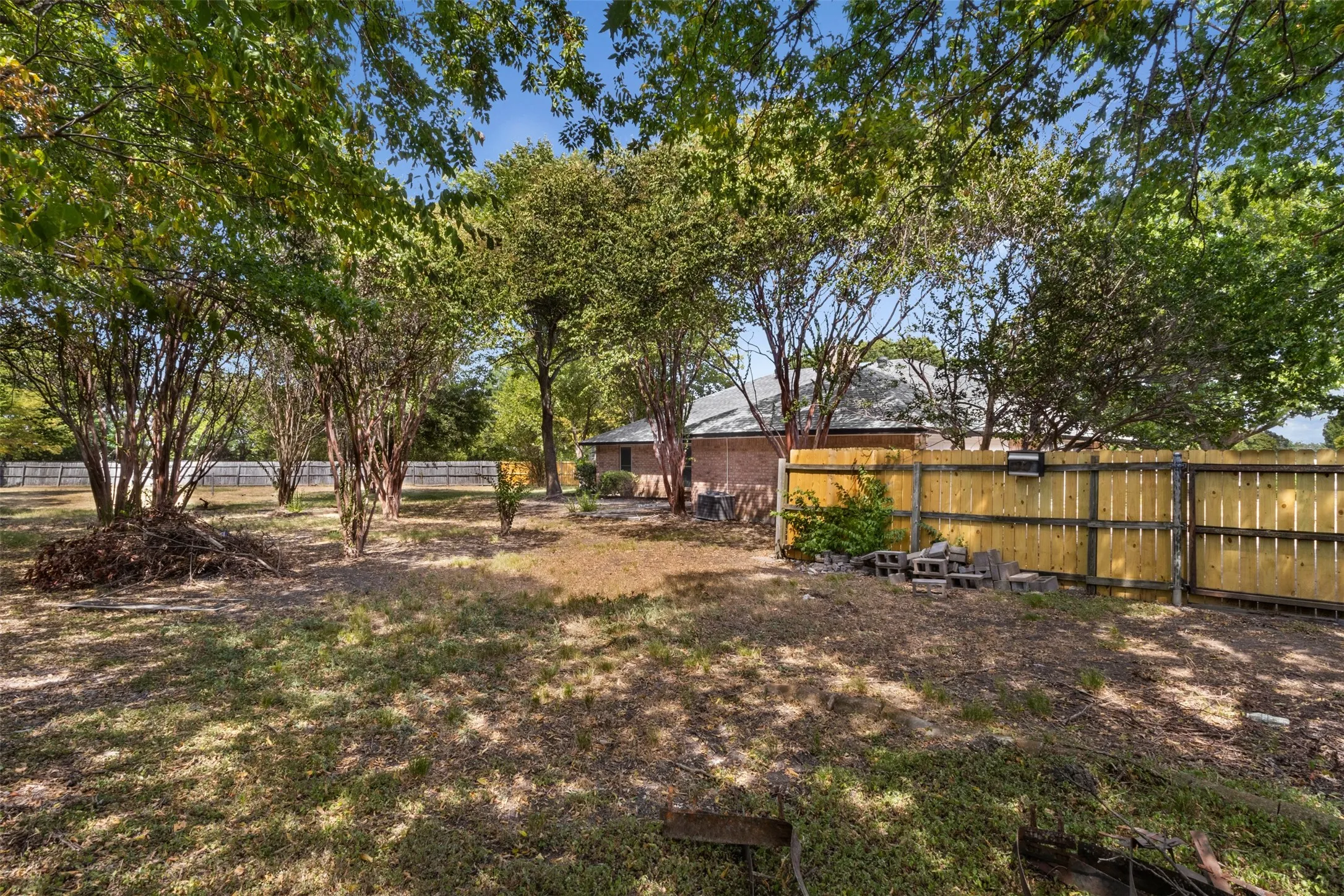 Single Family Residence For Sale in Ellis County , 149 Lassetter Drive, Red Oak, Texas 75154, 4 Bedroom, 2 Bathroom, 2 Garage spaces, 1,717 Sqft, built in 1986, mls#21311715, Real Estate Agent in Red Oak, Homes For Sale in Ellis county, Homes For Sale in Red Oak, Realtor in Red Oak Texas, Real Estate Brokerage Independent Realty Texas, Luminita Cordes Realtor