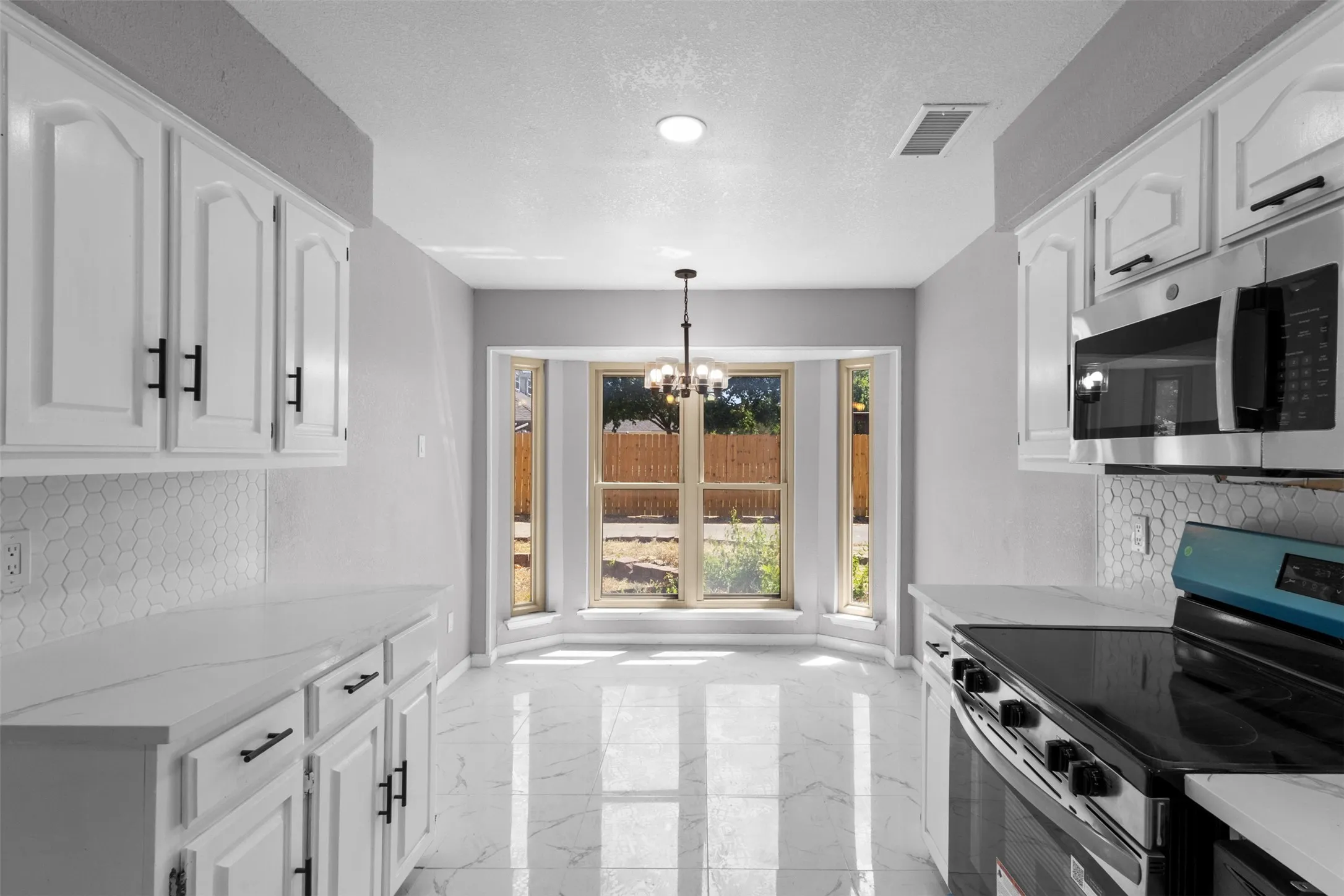 Single Family Residence For Sale in Ellis County , 149 Lassetter Drive, Red Oak, Texas 75154, 4 Bedroom, 2 Bathroom, 2 Garage spaces, 1,717 Sqft, built in 1986, mls#21311715, Real Estate Agent in Red Oak, Homes For Sale in Ellis county, Homes For Sale in Red Oak, Realtor in Red Oak Texas, Real Estate Brokerage Independent Realty Texas, Luminita Cordes Realtor