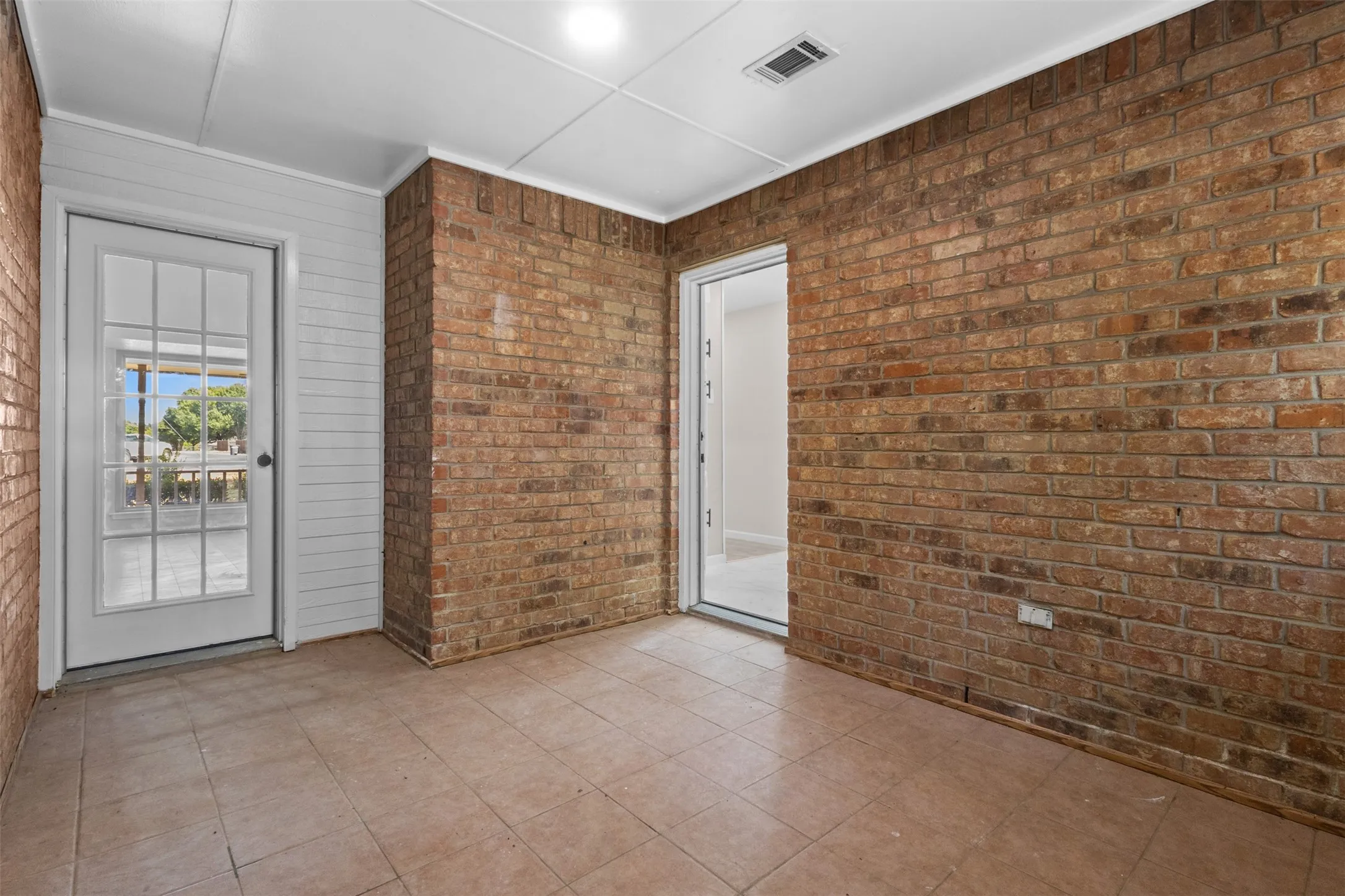 Single Family Residence For Sale in Ellis County , 149 Lassetter Drive, Red Oak, Texas 75154, 4 Bedroom, 2 Bathroom, 2 Garage spaces, 1,717 Sqft, built in 1986, mls#21311715, Real Estate Agent in Red Oak, Homes For Sale in Ellis county, Homes For Sale in Red Oak, Realtor in Red Oak Texas, Real Estate Brokerage Independent Realty Texas, Luminita Cordes Realtor