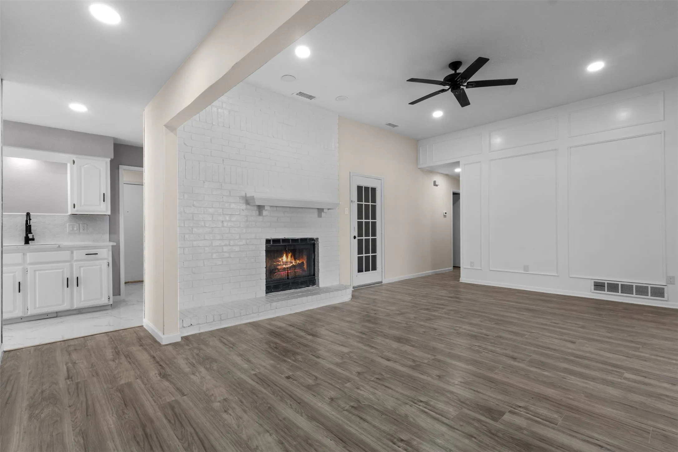 Single Family Residence For Sale in Ellis County , 149 Lassetter Drive, Red Oak, Texas 75154, 4 Bedroom, 2 Bathroom, 2 Garage spaces, 1,717 Sqft, built in 1986, mls#21311715, Real Estate Agent in Red Oak, Homes For Sale in Ellis county, Homes For Sale in Red Oak, Realtor in Red Oak Texas, Real Estate Brokerage Independent Realty Texas, Luminita Cordes Realtor