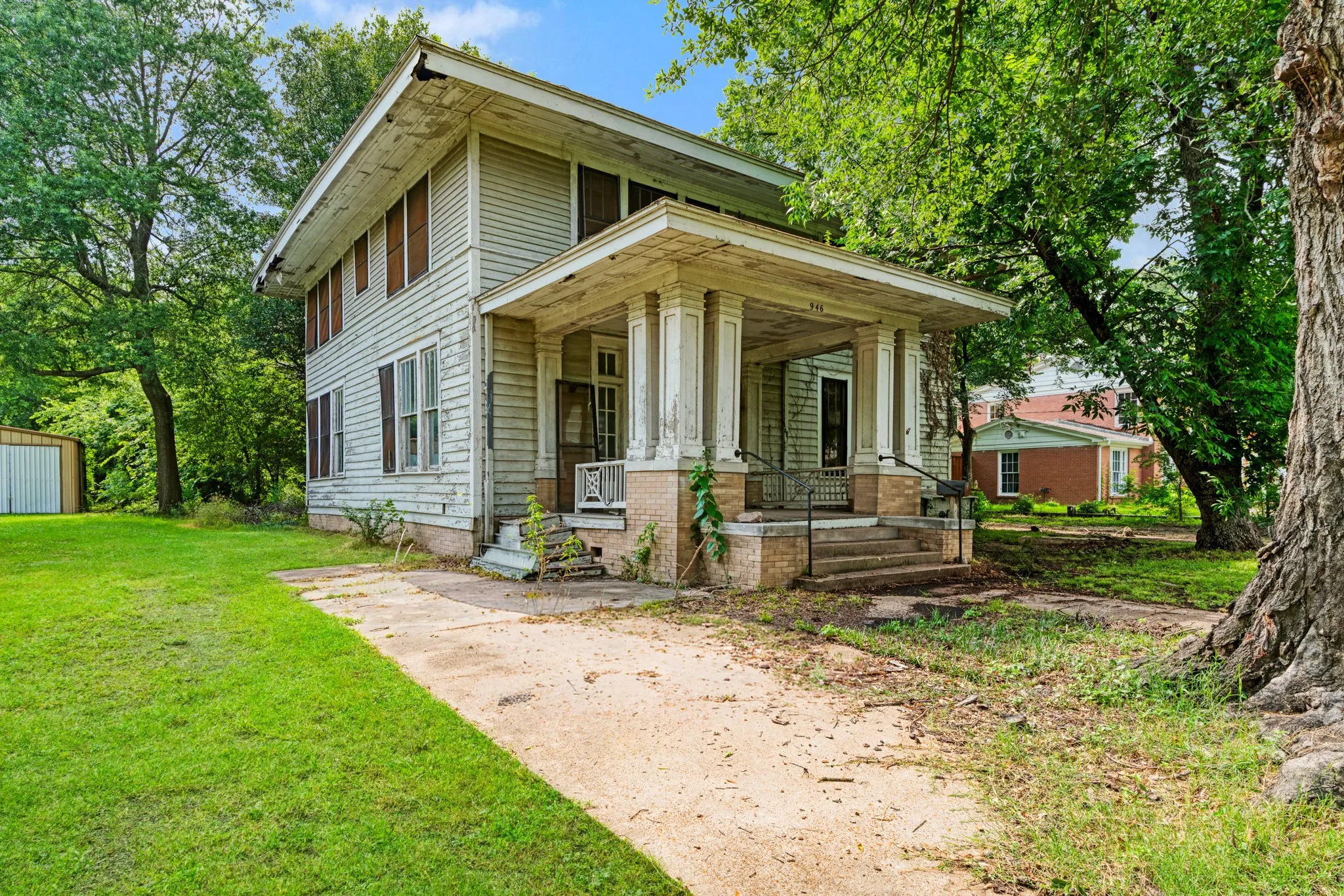 Single Family Residence For Sale in Lamar County , 946 S Church Street, Paris, Texas 75460, 4 Bedrooms, 2 Bathrooms, Garage spaces, 3,034 Sqft, built in 1918, Price $152,000, mls#21311457, Real Estate Agent in Paris, Homes For Sale in Lamar county, Homes For Sale in Paris, Realtor in Paris Texas, Real Estate Brokerage Independent Realty Texas, Luminita Cordes Realtor