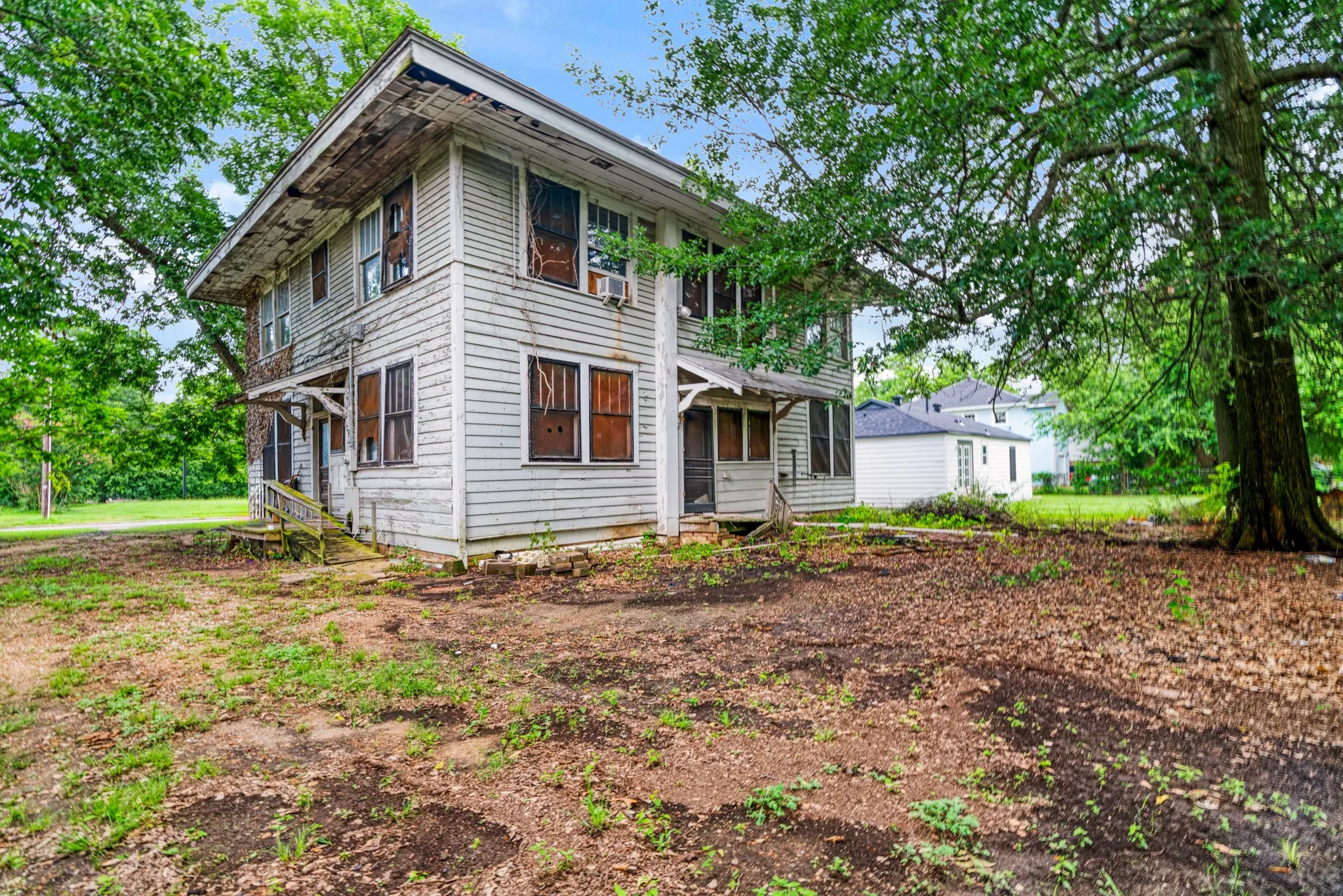 Single Family Residence For Sale in Lamar County , 946 S Church Street, Paris, Texas 75460, 4 Bedrooms, 2 Bathrooms, Garage spaces, 3,034 Sqft, built in 1918, Price $152,000, mls#21311457, Real Estate Agent in Paris, Homes For Sale in Lamar county, Homes For Sale in Paris, Realtor in Paris Texas, Real Estate Brokerage Independent Realty Texas, Luminita Cordes Realtor
